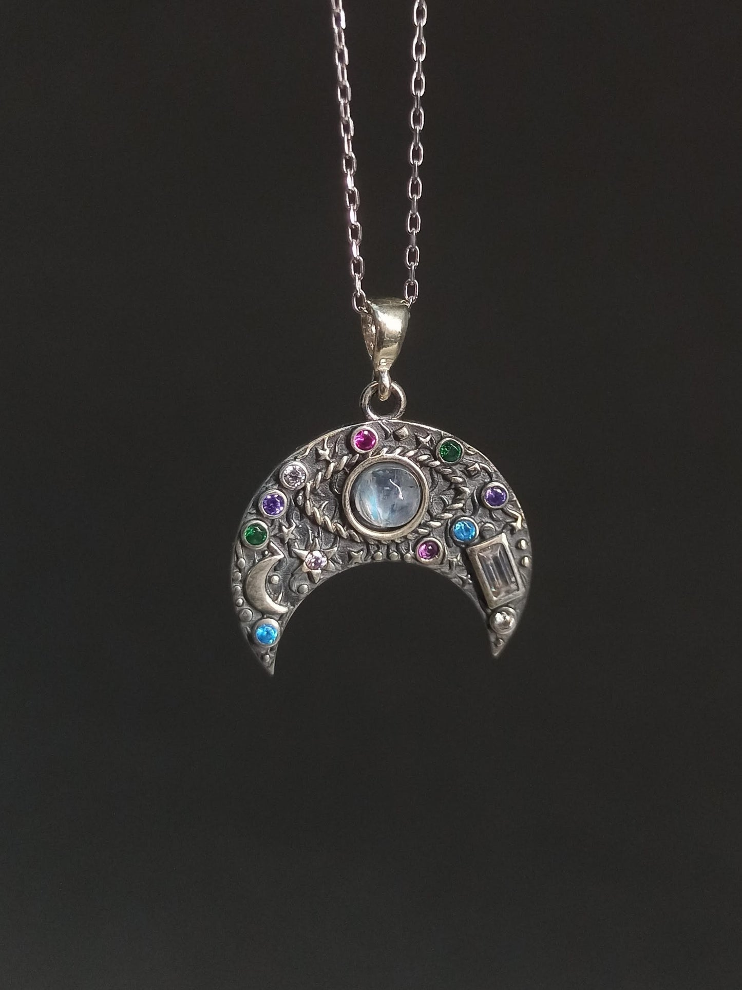 Ay ve Chakra Taşlı Gümüş Hilal Kolye