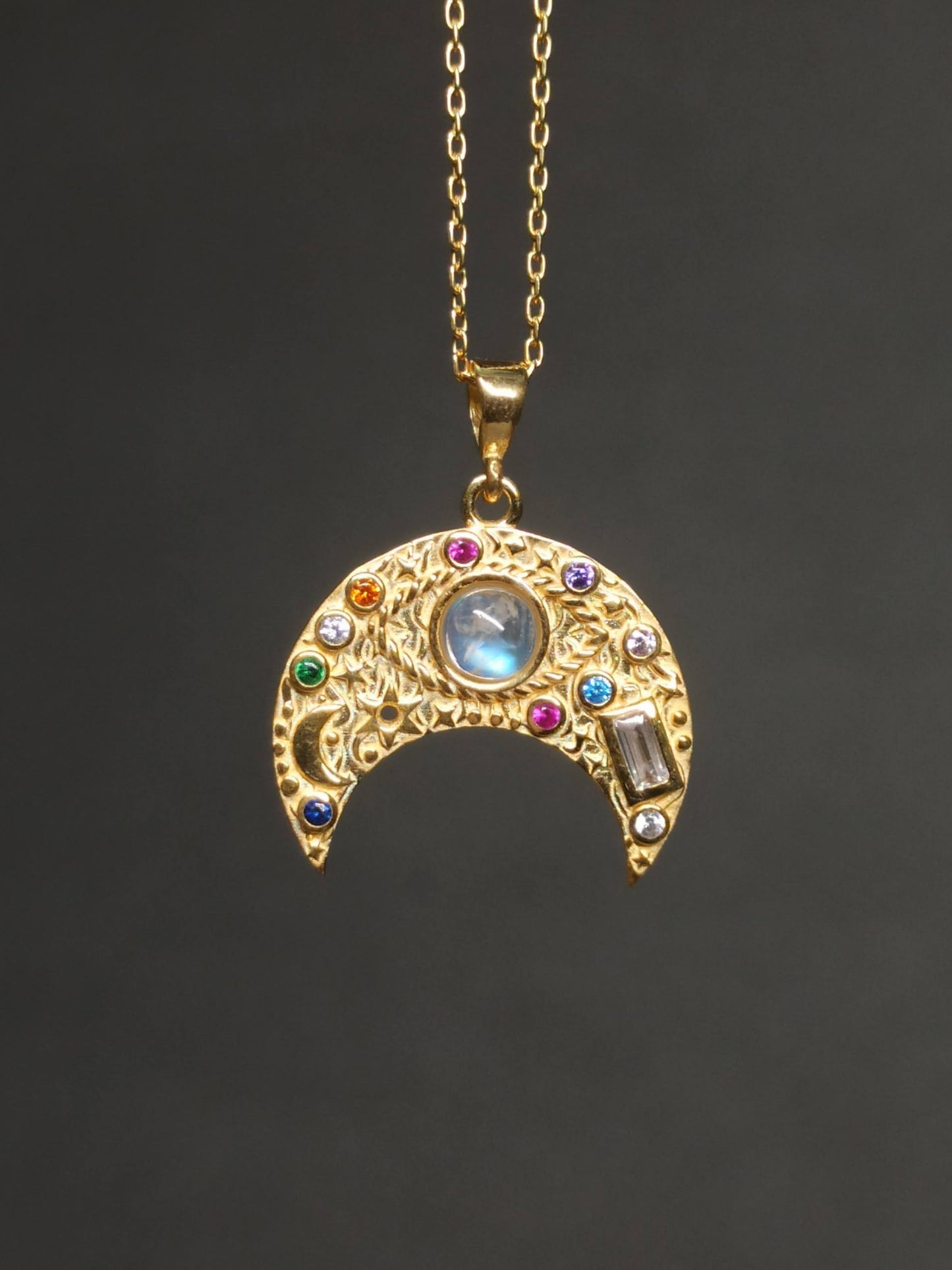 Ay ve Chakra Taşlı Gümüş Hilal Kolye