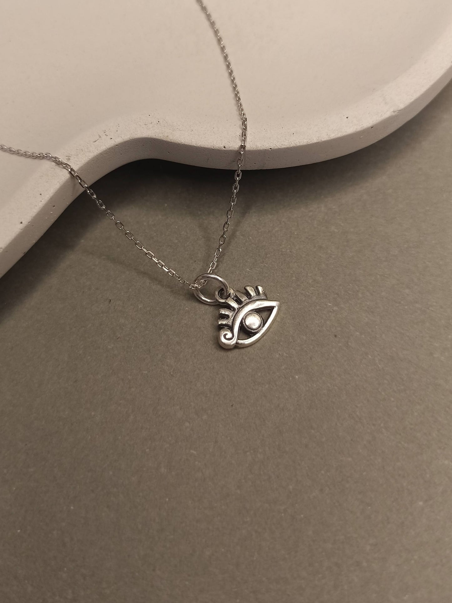 Minimalist Gümüş Kirpikli Göz Kolye