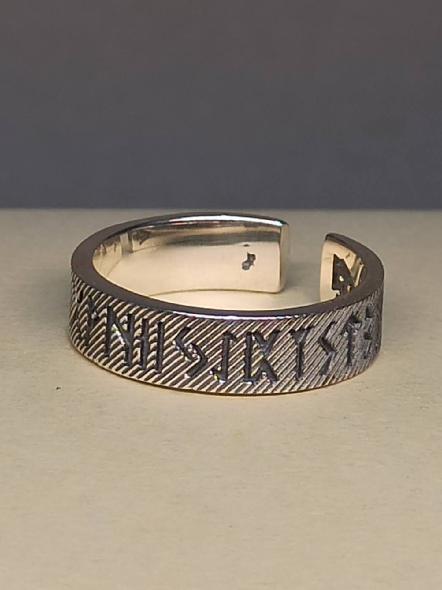 Gümüş Run Alfabesi Yüzük | 24 Futhark Runu İşlemeli Ayarlanabilir Viking Yüzüğü