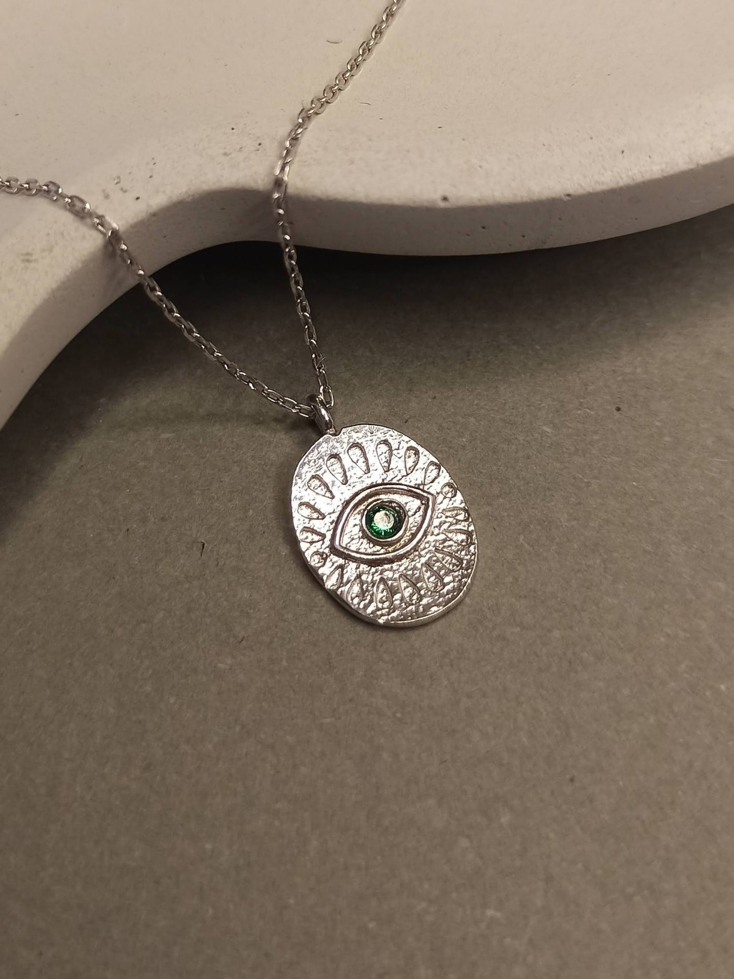 Yeşil Taşlı Antik Göz Madalyon Kolye