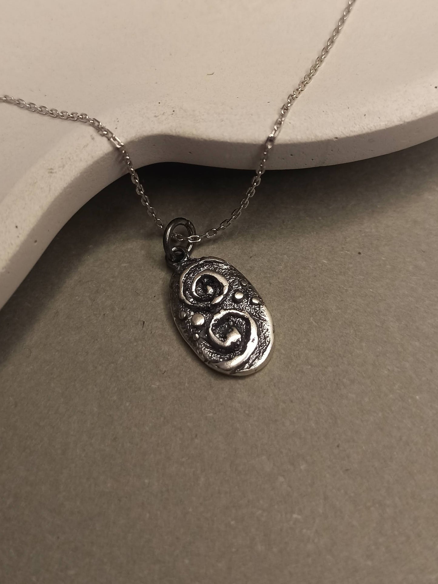 Antik Spiral Sembollü Gümüş Kolye