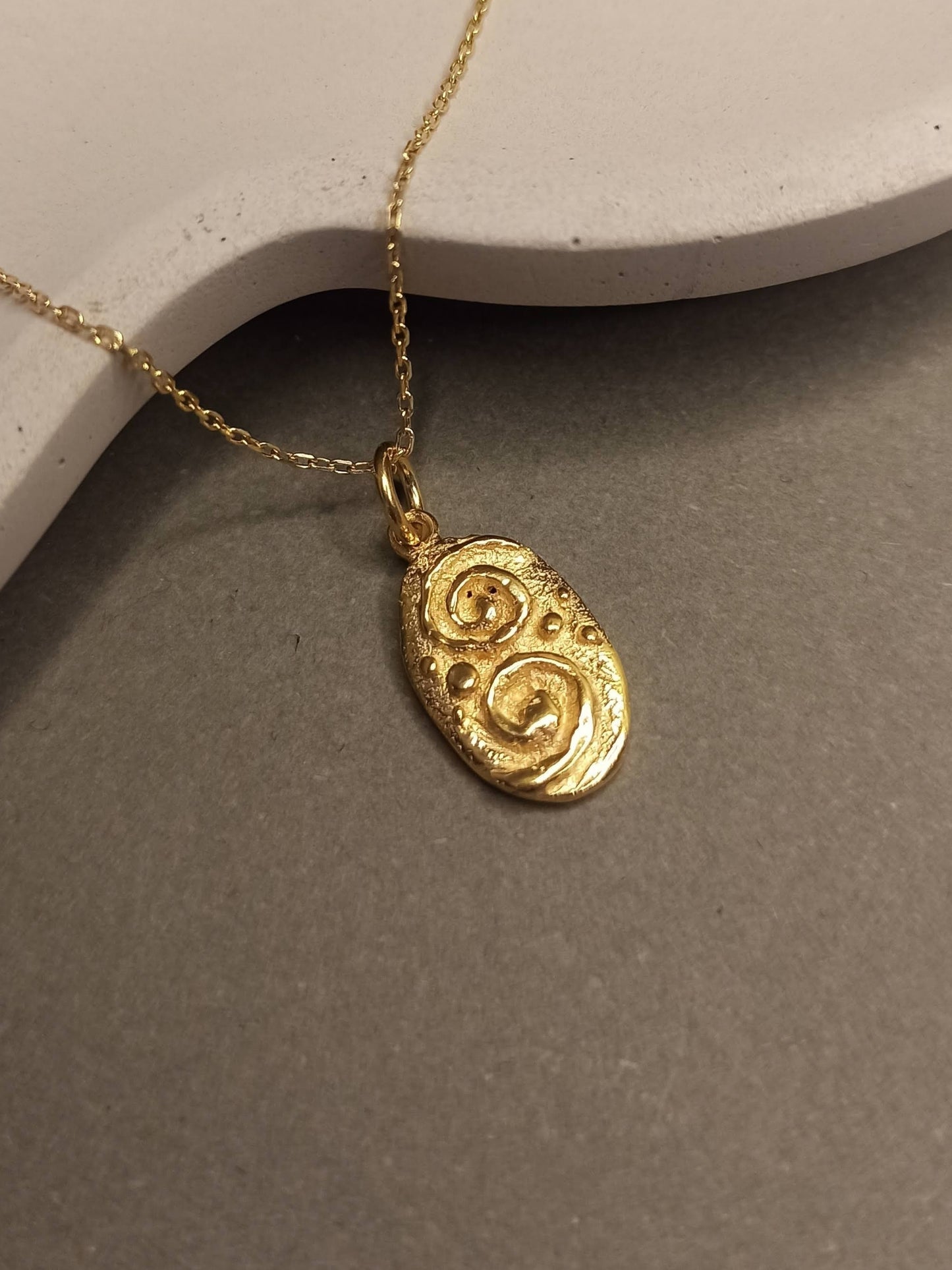 Antik Spiral Sembollü Gümüş Kolye