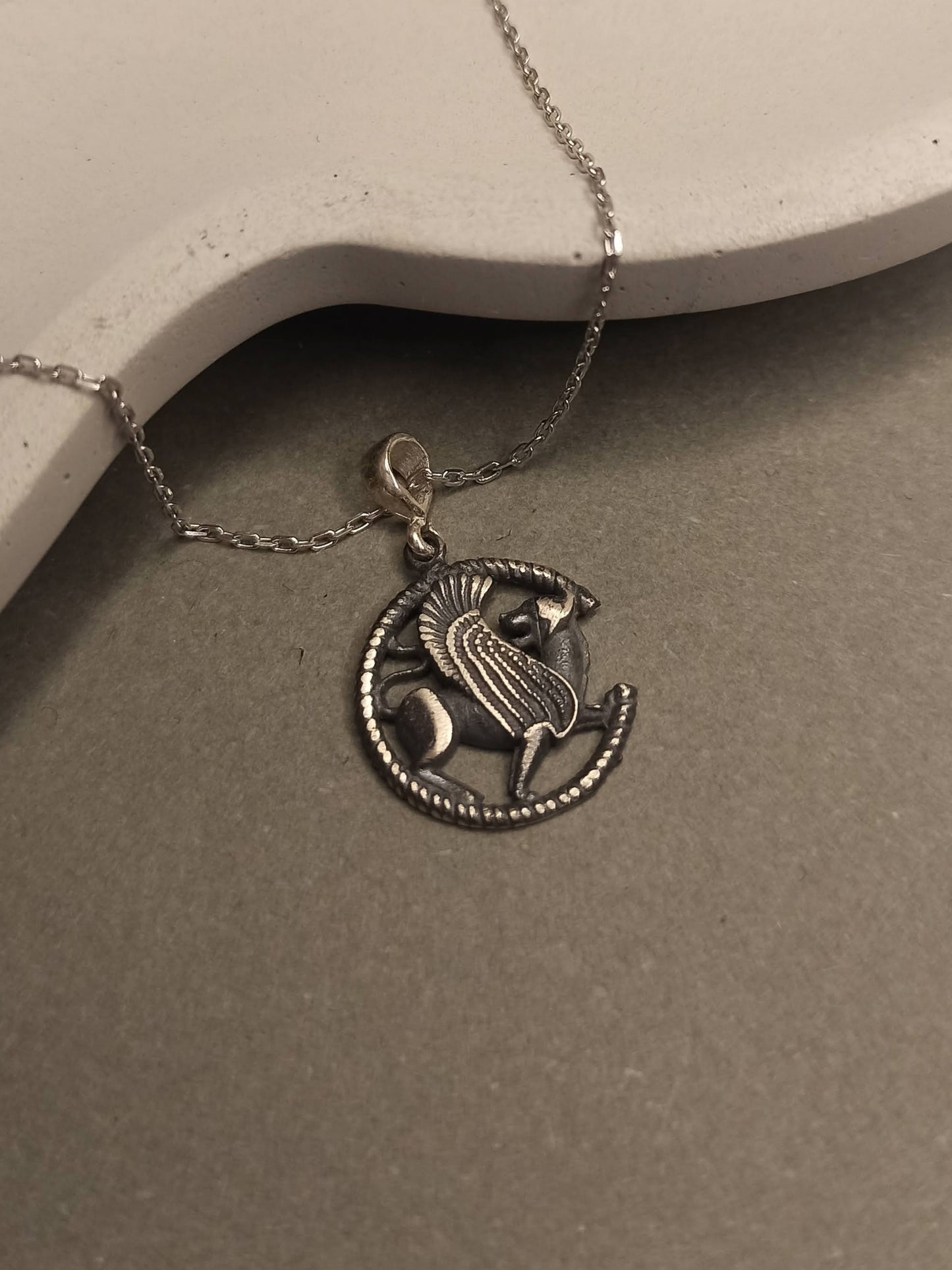 Kanatlı Aslan Sembollü Gümüş Kolye