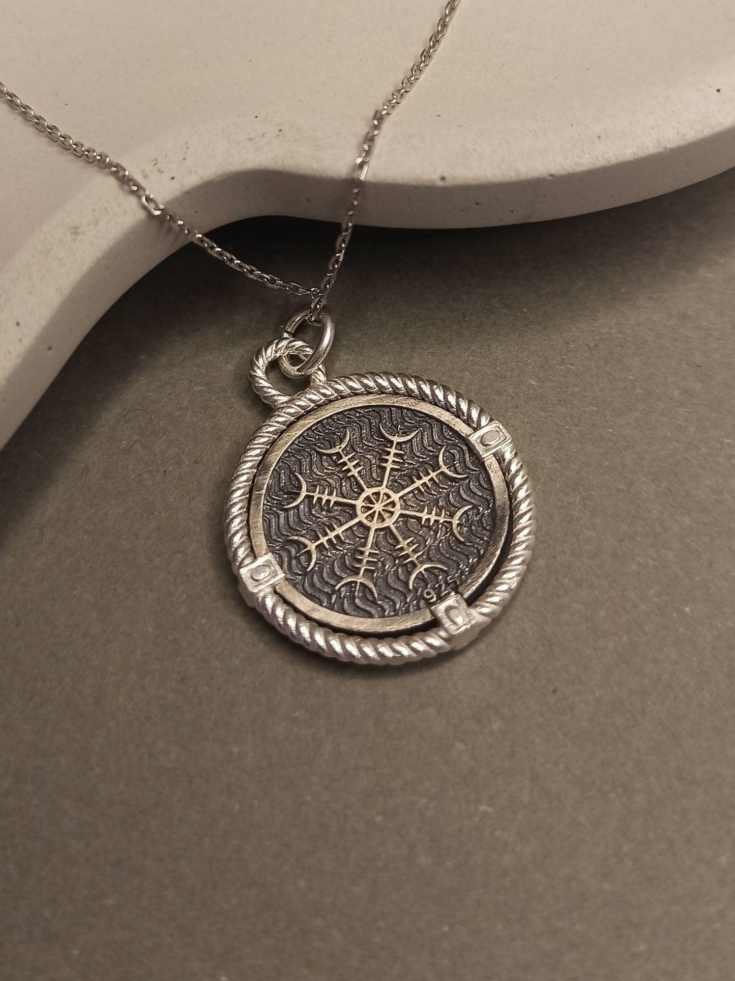 Çift Taraflı Medusa Gümüş Madalyon Kolye