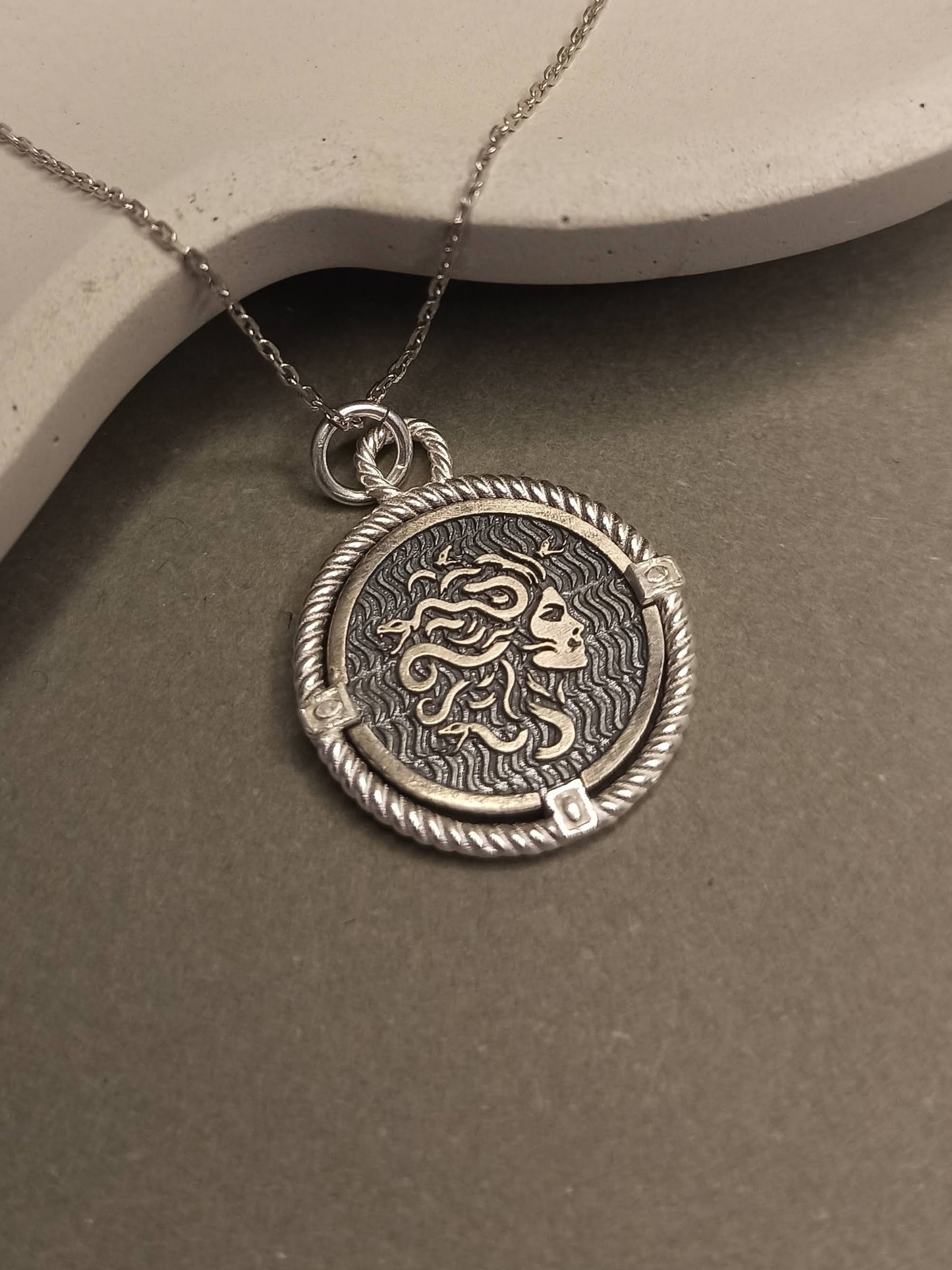 Çift Taraflı Medusa Gümüş Madalyon Kolye