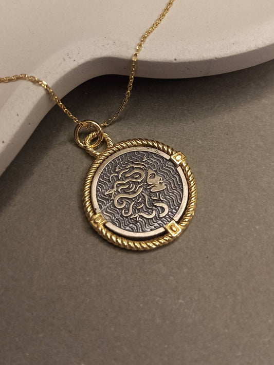 Çift Taraflı Medusa Gümüş Madalyon Kolye