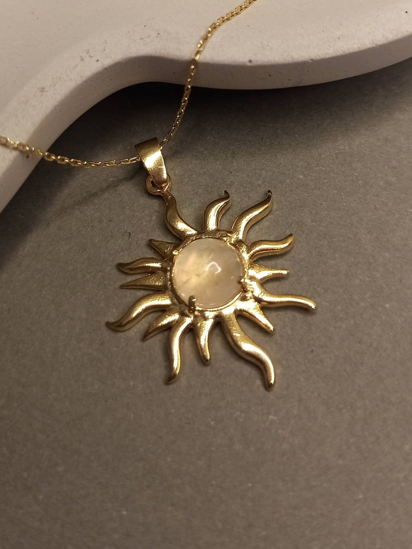 Ay Taşlı Gümüş Güneş Kolye