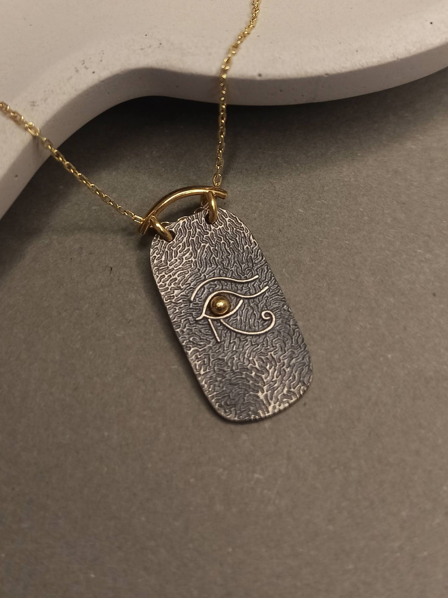 Horus’un Gözü Madalyon Kolye, Vintage Oksitli Gümüş Takı