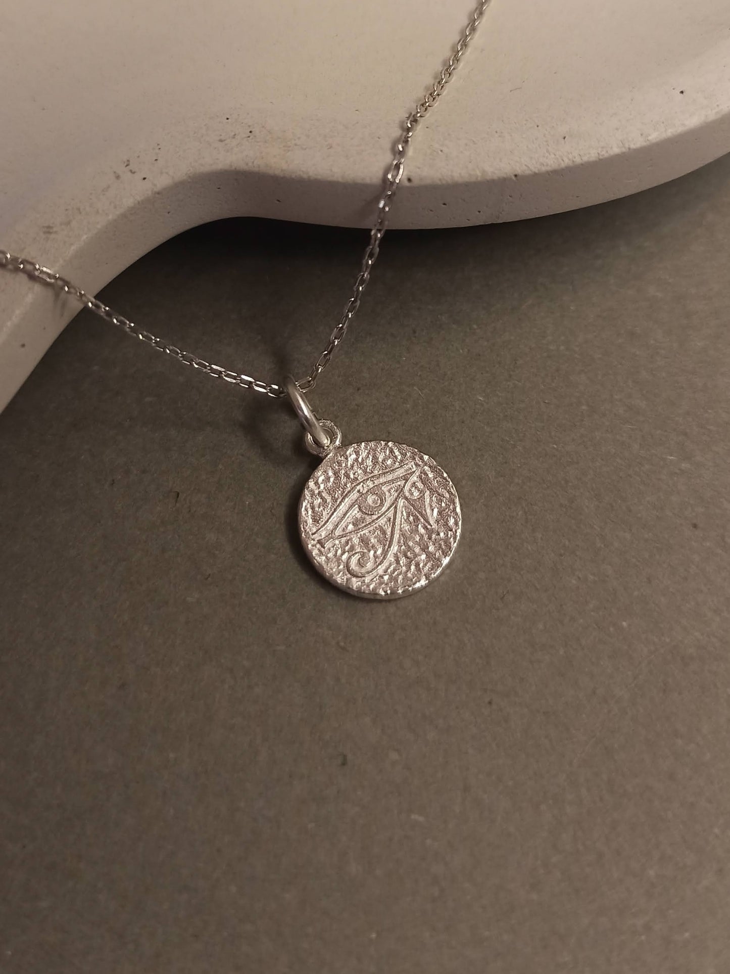 Mini Horus’un Gözü Madalyon Kolye