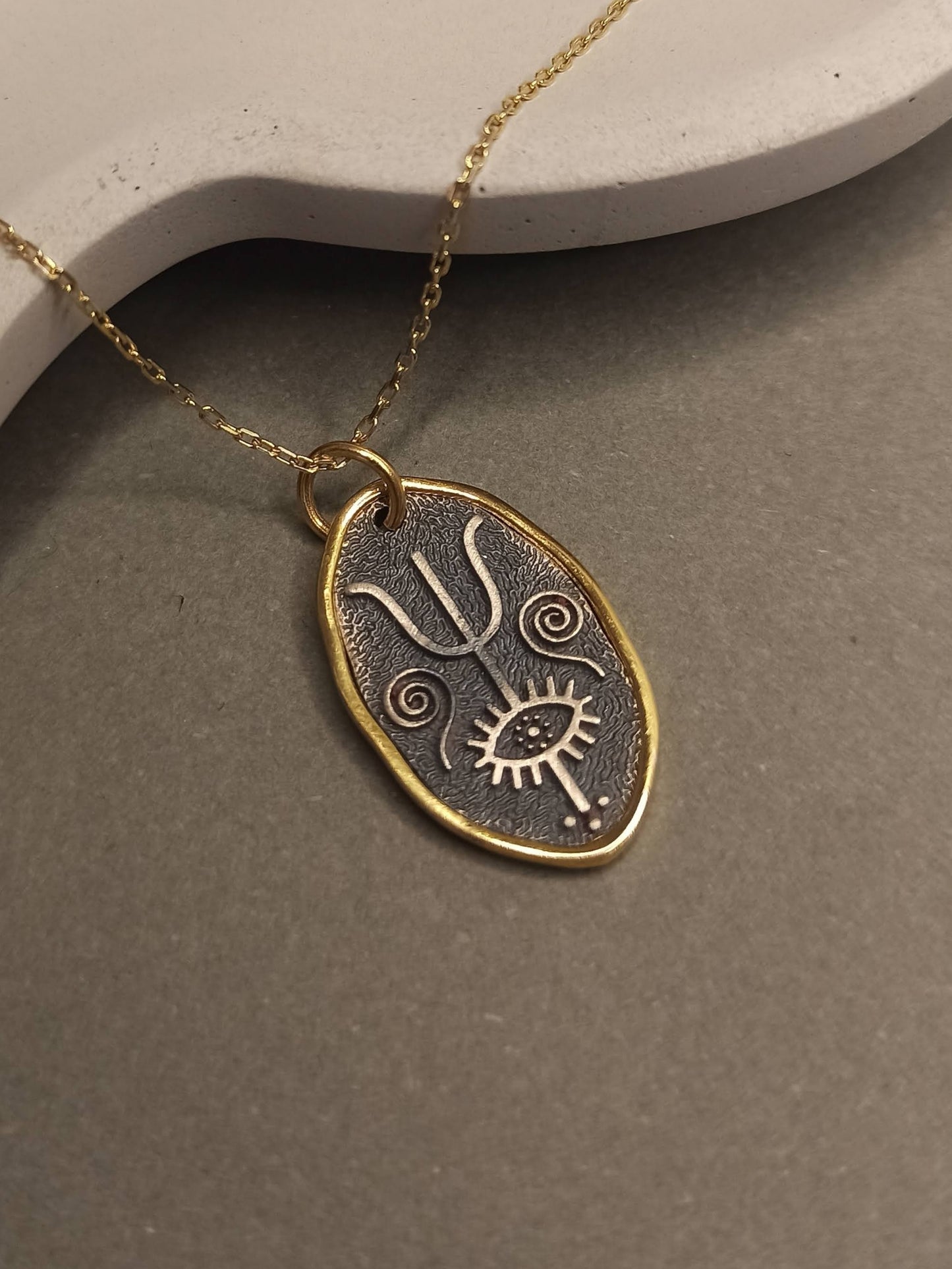 Gümüş Trident ve Kirpikli Göz Kolye