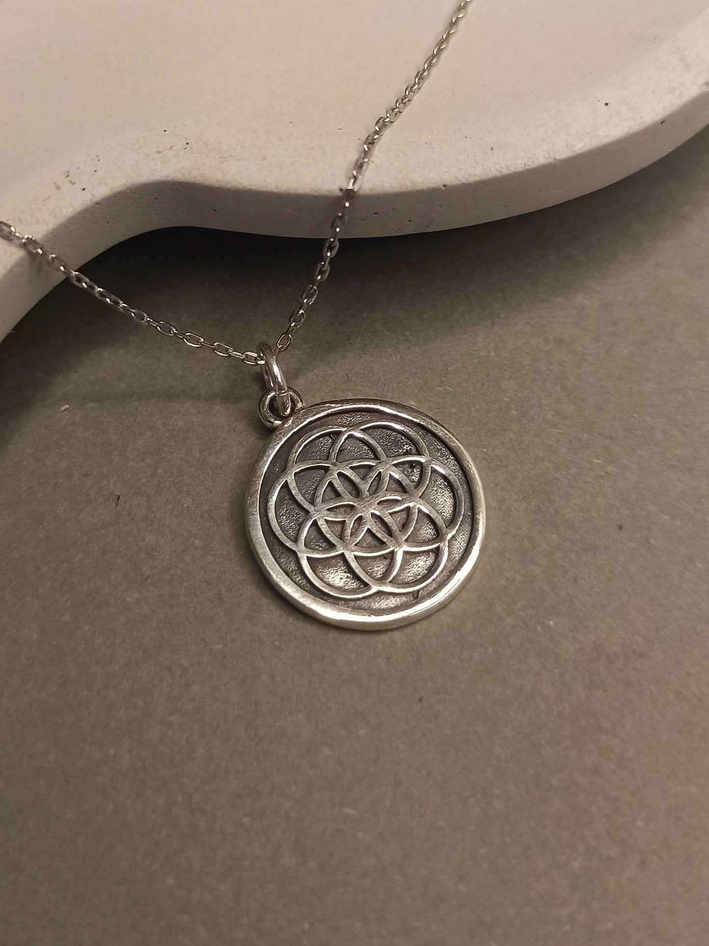 Yaşam Ağacı ve Hayat Sembollü Madalyon Kolye