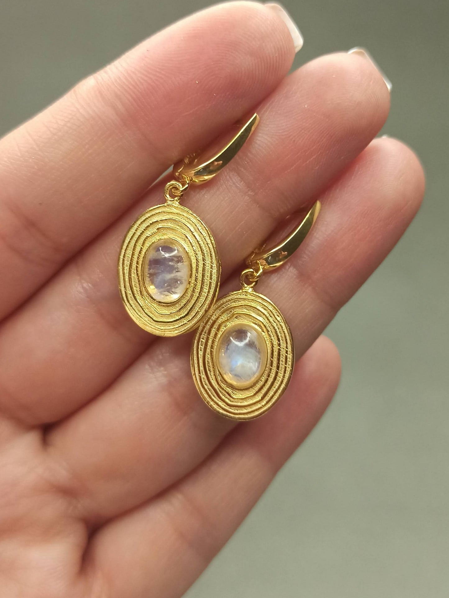 Doğal Ay Taşlı Oval Sallantılı Gümüş Küpe | BHCL Co.