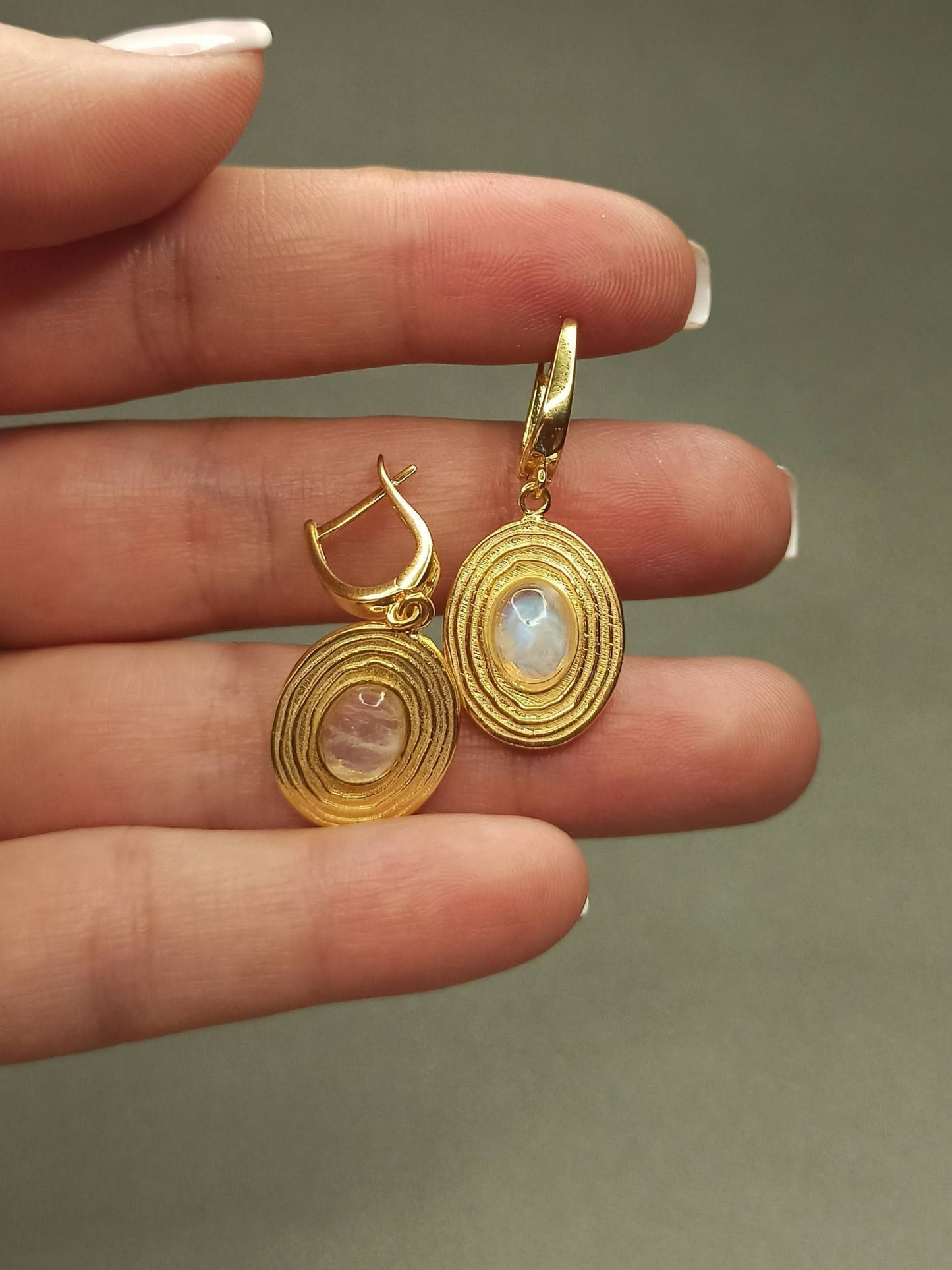 Doğal Ay Taşlı Oval Sallantılı Gümüş Küpe | BHCL Co.