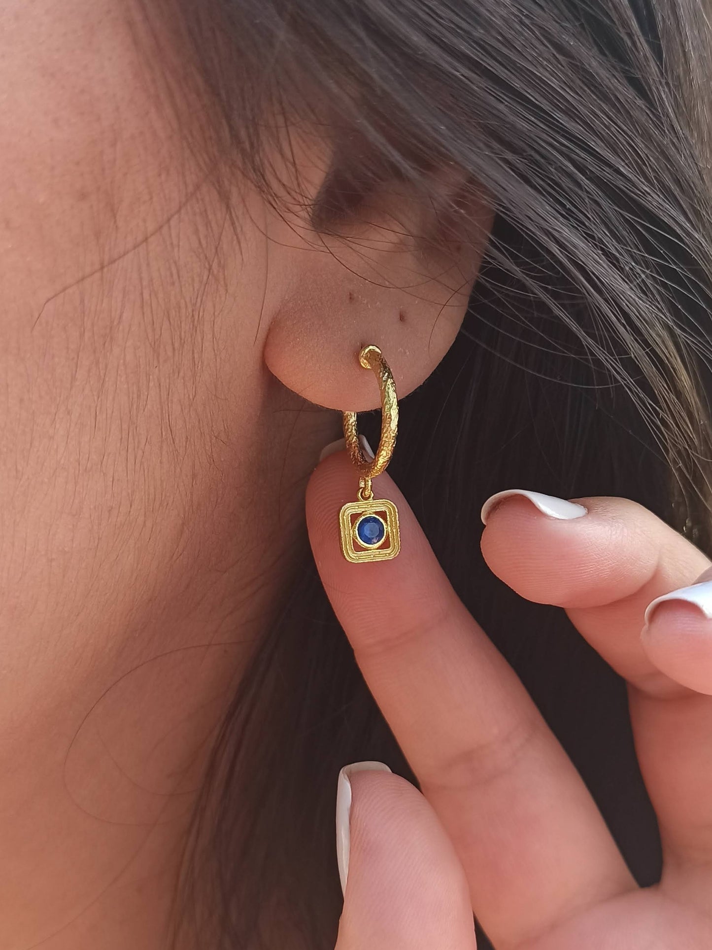 Yuvarlak Lacivert Taşlı Sallantılı Halka Küpe | BHCL Co.