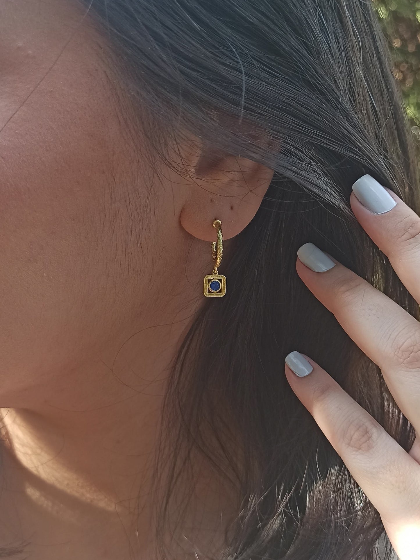 Yuvarlak Lacivert Taşlı Sallantılı Halka Küpe | BHCL Co.