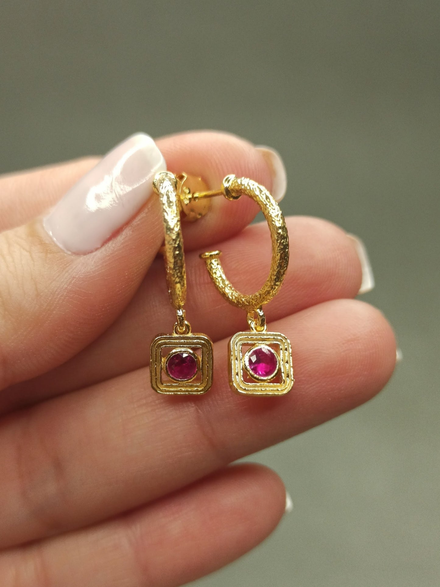 Yuvarlak KırmızıTaşlı Sallantılı Halka Küpe  | BHCL Co.