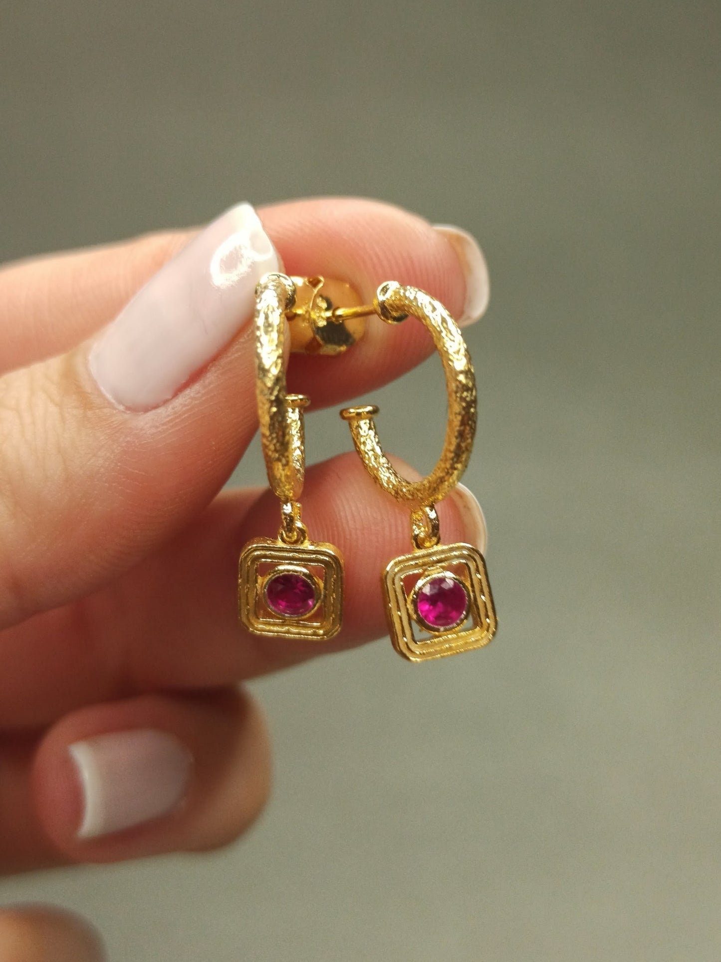 Yuvarlak KırmızıTaşlı Sallantılı Halka Küpe  | BHCL Co.