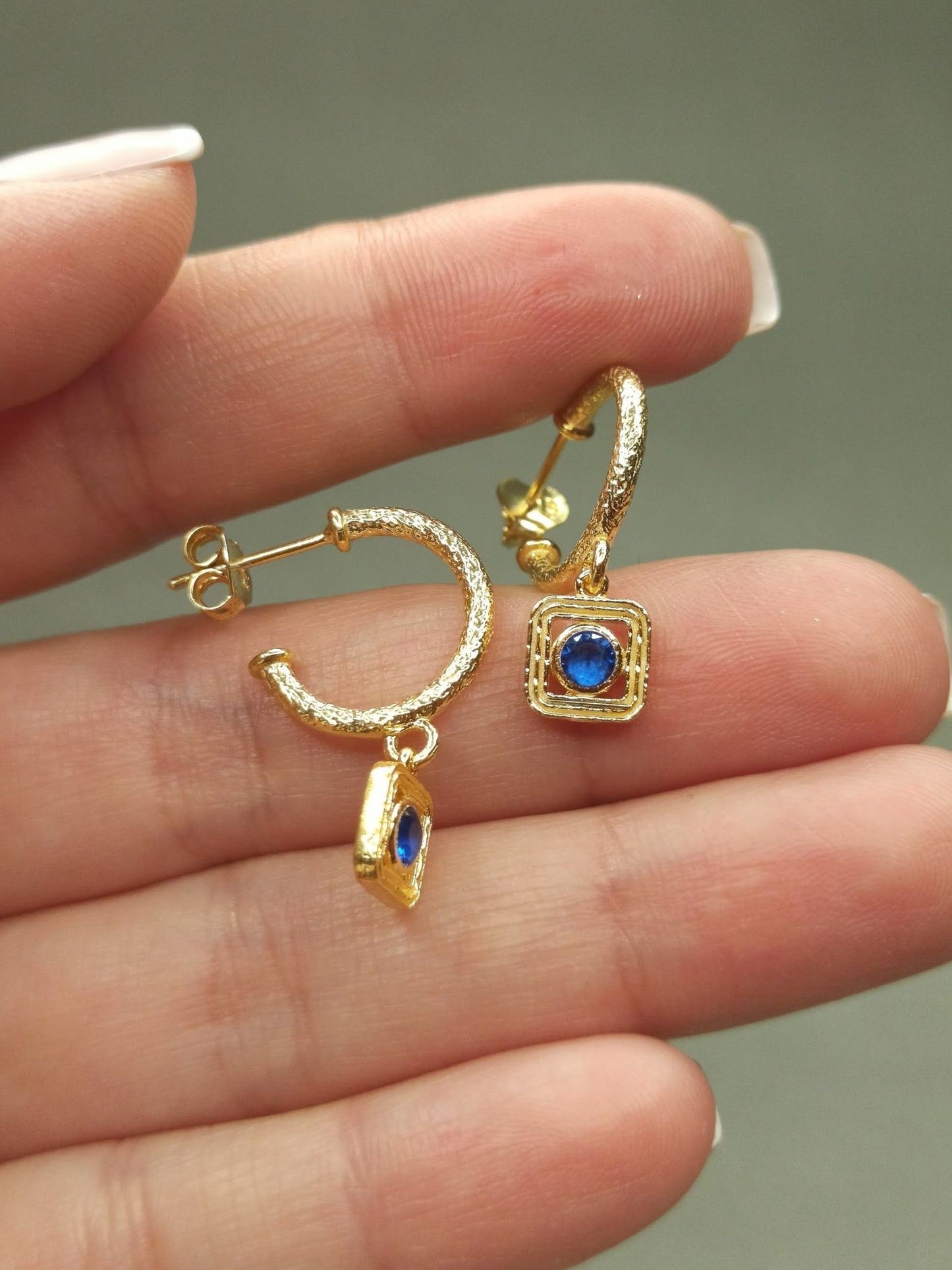 Yuvarlak Lacivert Taşlı Sallantılı Halka Küpe | BHCL Co.