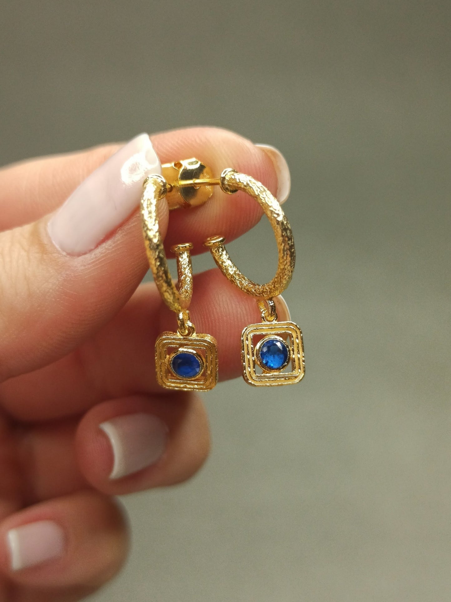 Yuvarlak Lacivert Taşlı Sallantılı Halka Küpe | BHCL Co.