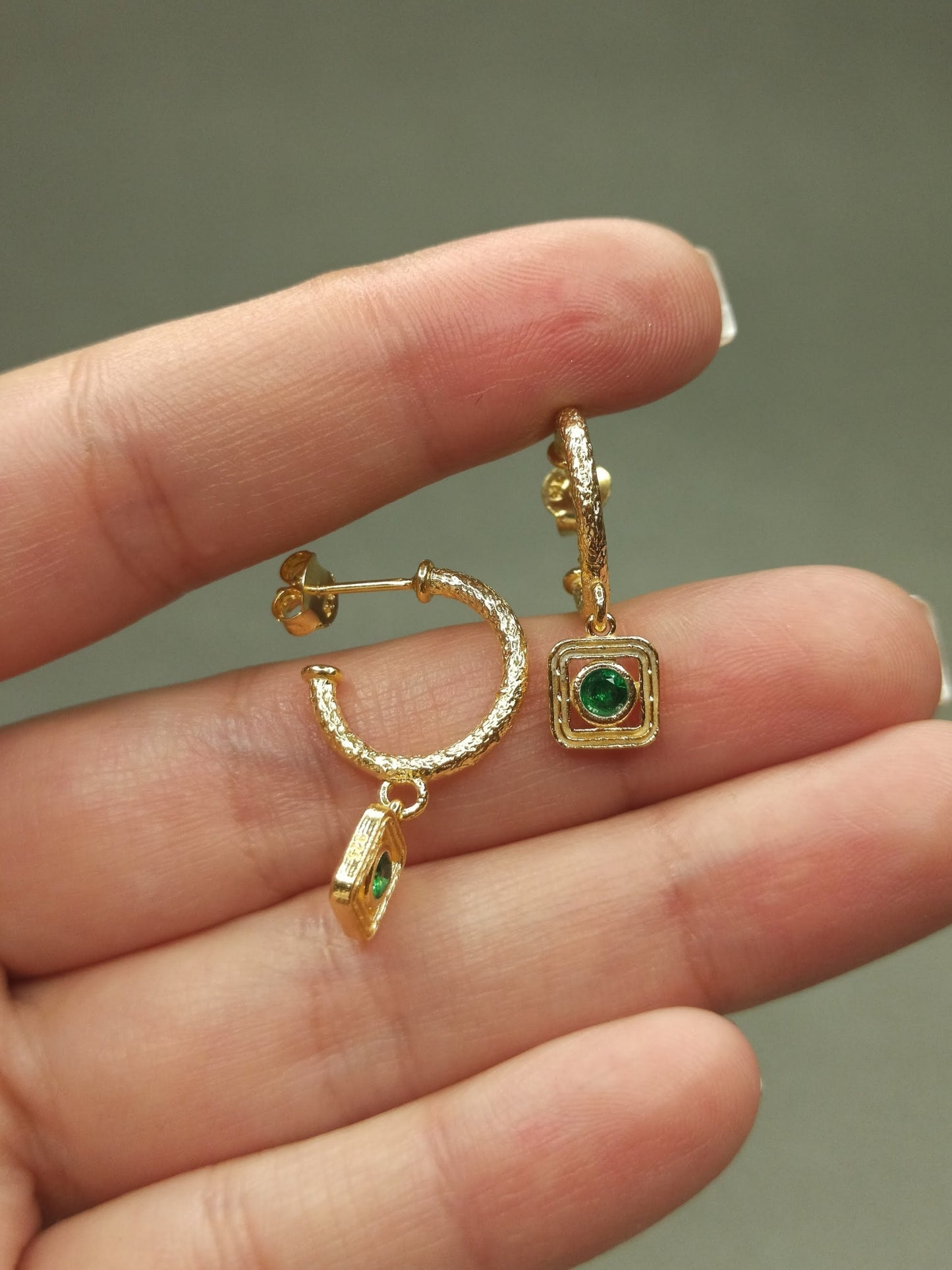 Yuvarlak Yeşil Taşlı Sallantılı Halka Küpe | BHCL Co.