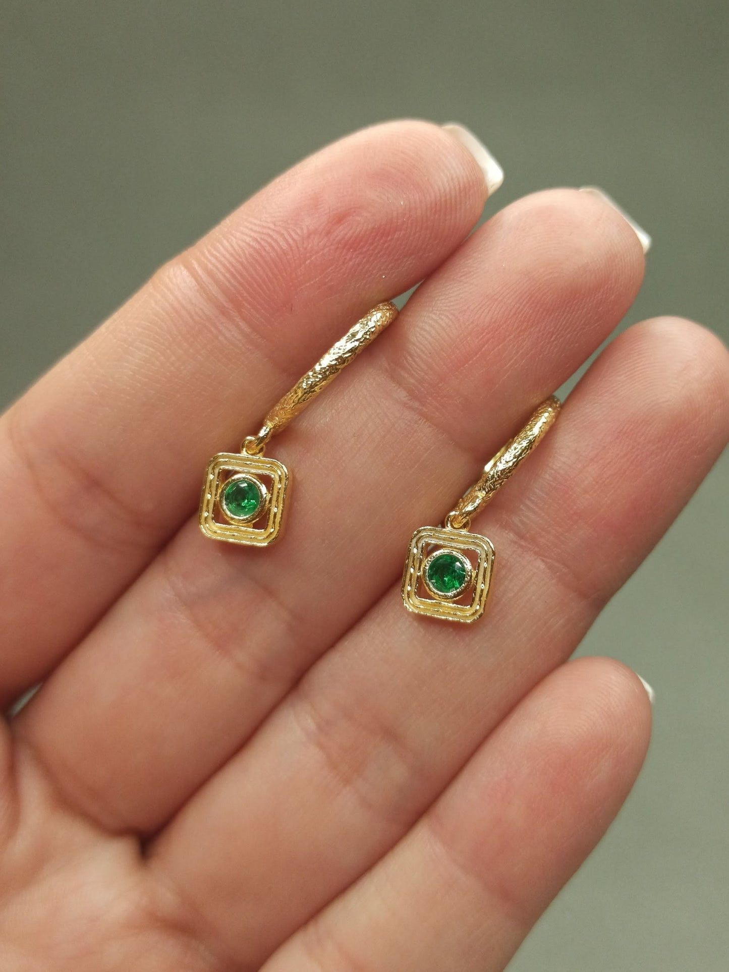 Yuvarlak Yeşil Taşlı Sallantılı Halka Küpe | BHCL Co.