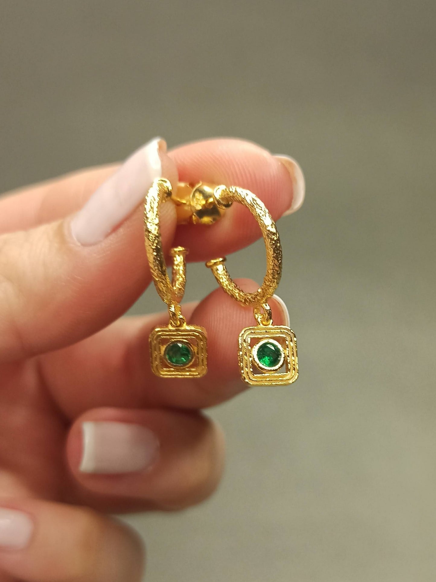 Yuvarlak Yeşil Taşlı Sallantılı Halka Küpe | BHCL Co.