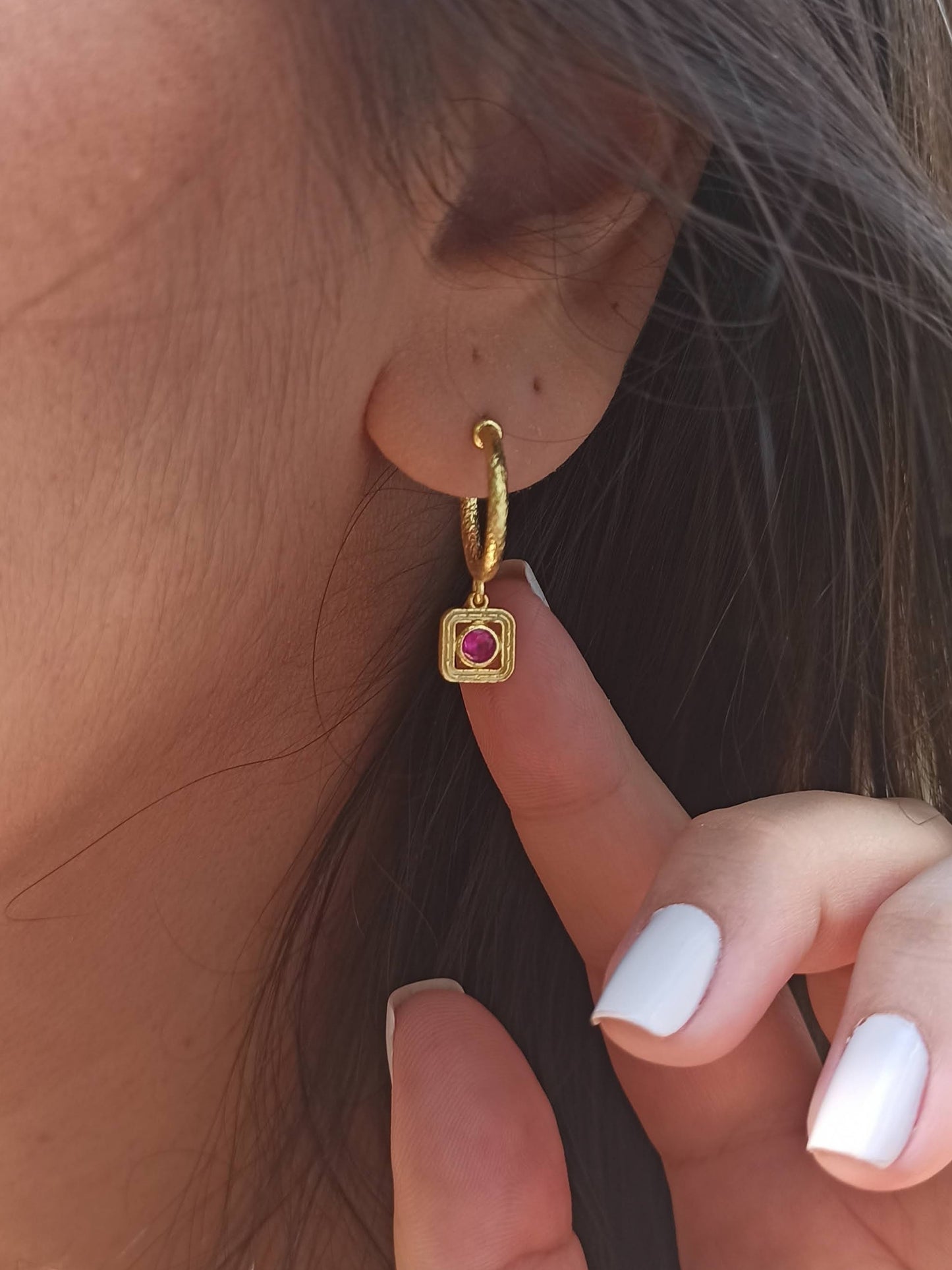 Yuvarlak KırmızıTaşlı Sallantılı Halka Küpe  | BHCL Co.