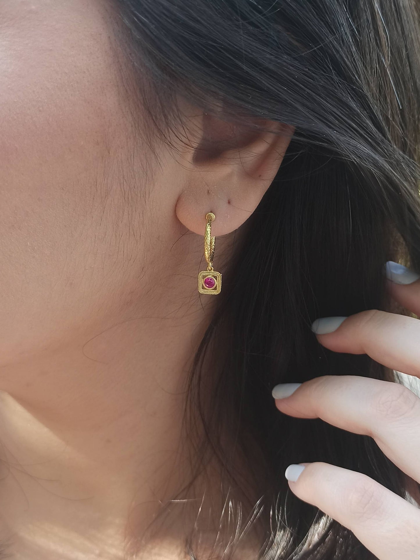 Yuvarlak KırmızıTaşlı Sallantılı Halka Küpe  | BHCL Co.