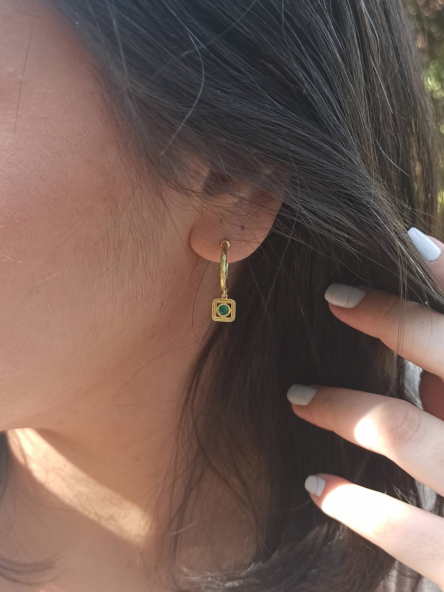 Yuvarlak Yeşil Taşlı Sallantılı Halka Küpe | BHCL Co.