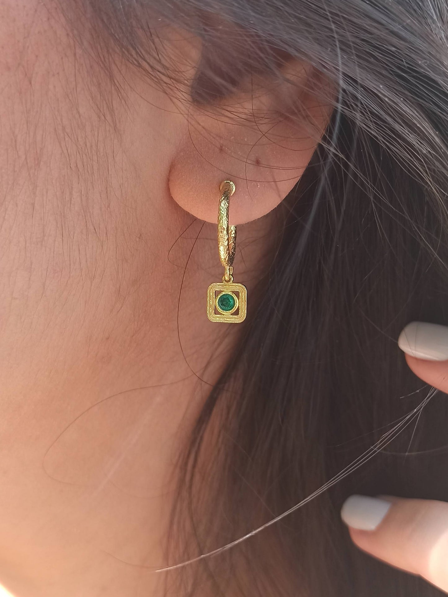 Yuvarlak Yeşil Taşlı Sallantılı Halka Küpe | BHCL Co.