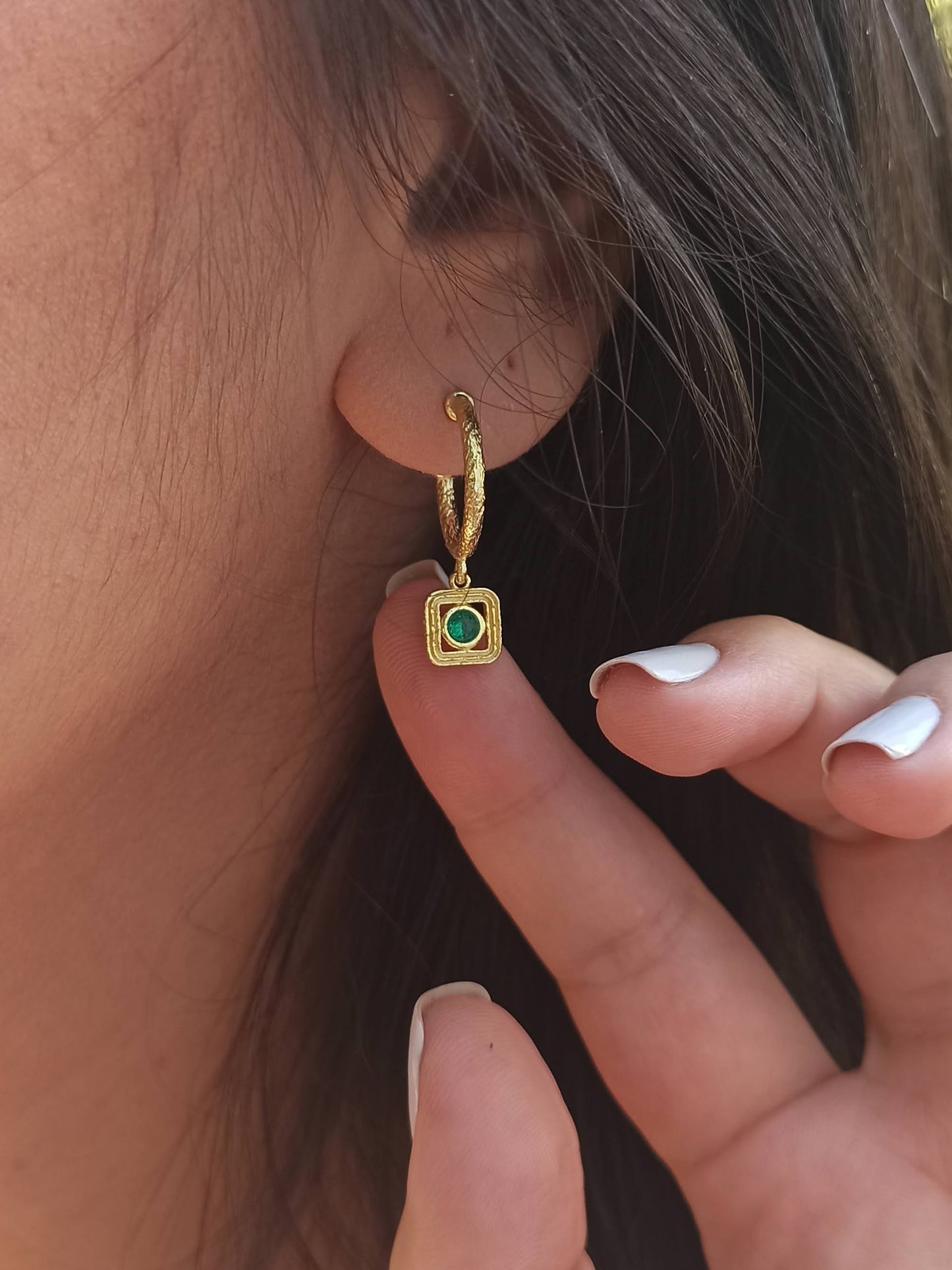 Yuvarlak Yeşil Taşlı Sallantılı Halka Küpe | BHCL Co.