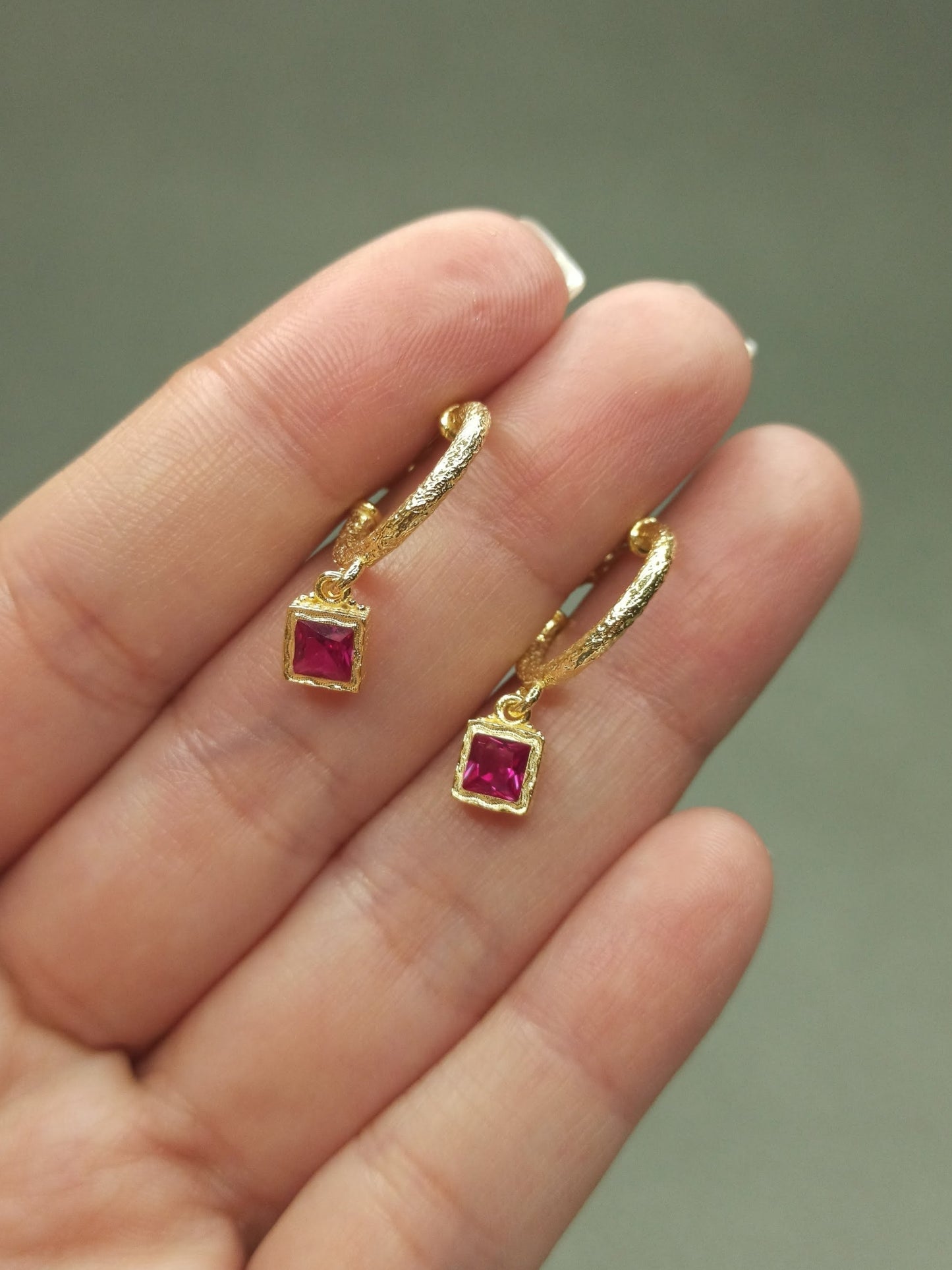 Kare Kırmızı Rubi Taşlı Sallantılı Halka Küpe | BHCL Co.