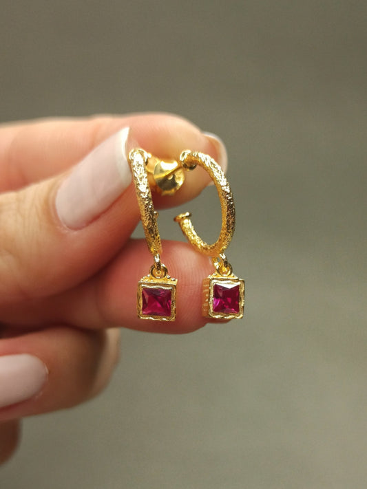 Kare Kırmızı Rubi Taşlı Sallantılı Halka Küpe | BHCL Co.