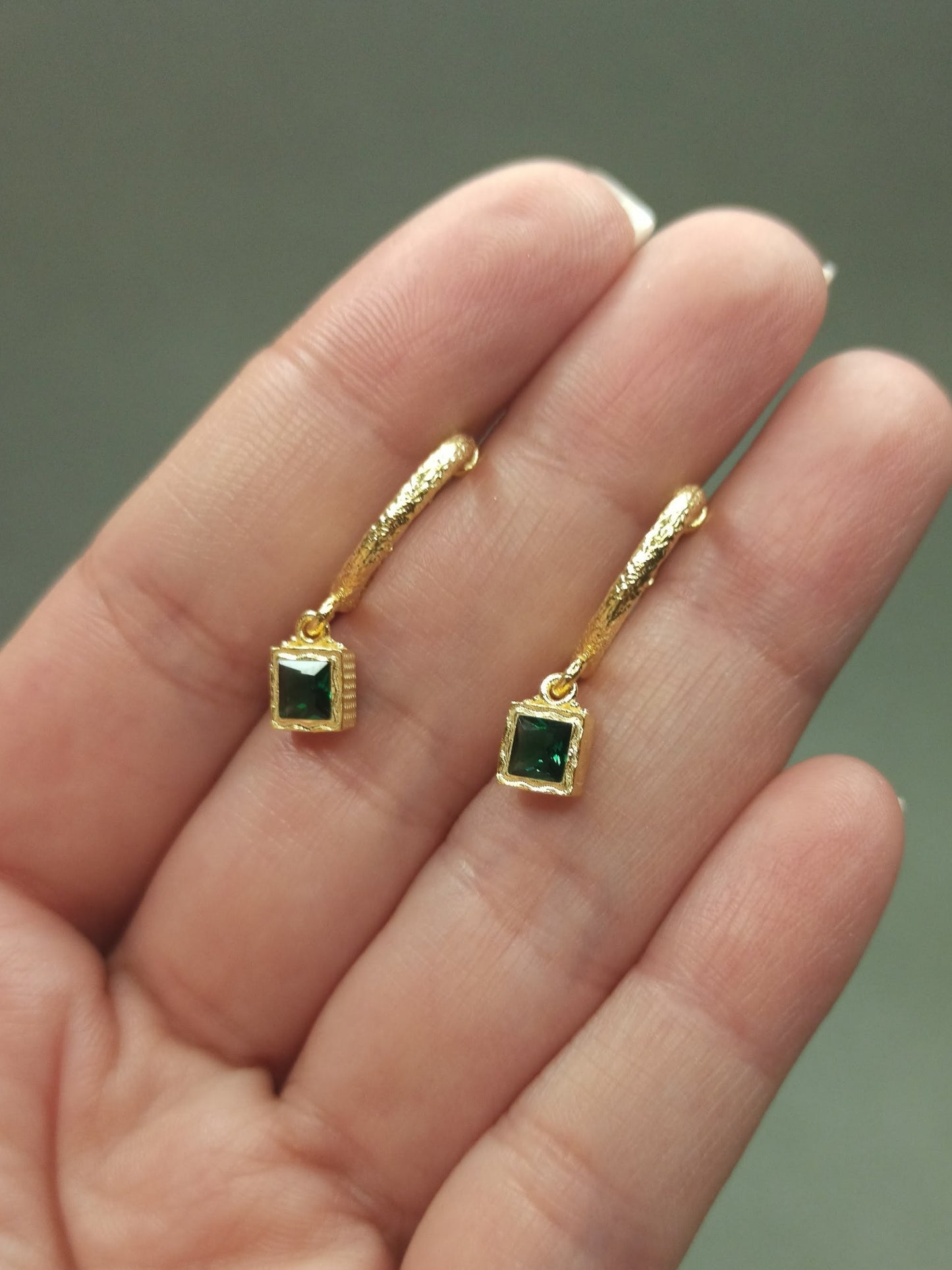 Kare Yeşil Taşlı Sallantılı Halka Küpe | BHCL Co.