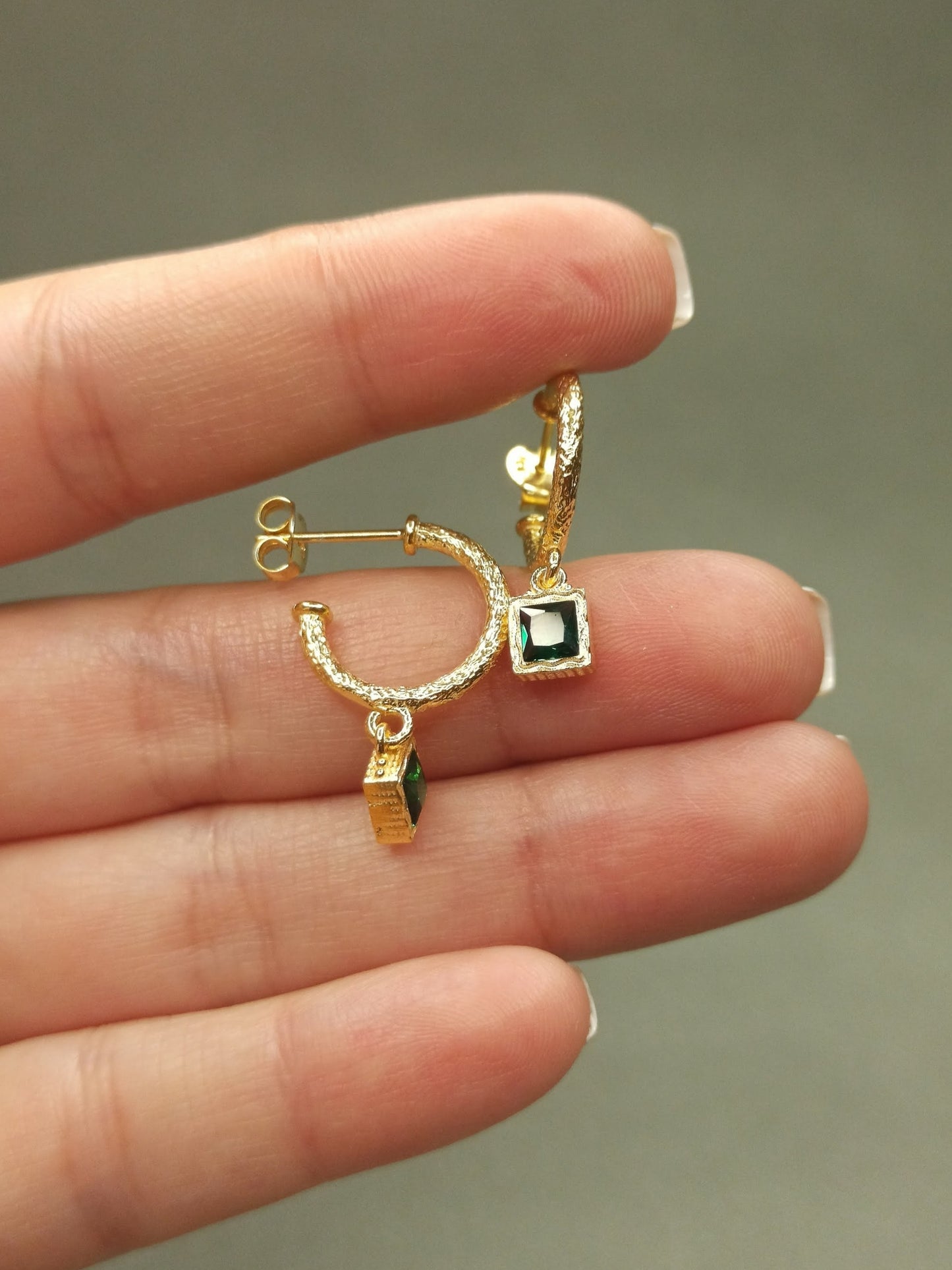 Kare Yeşil Taşlı Sallantılı Halka Küpe | BHCL Co.