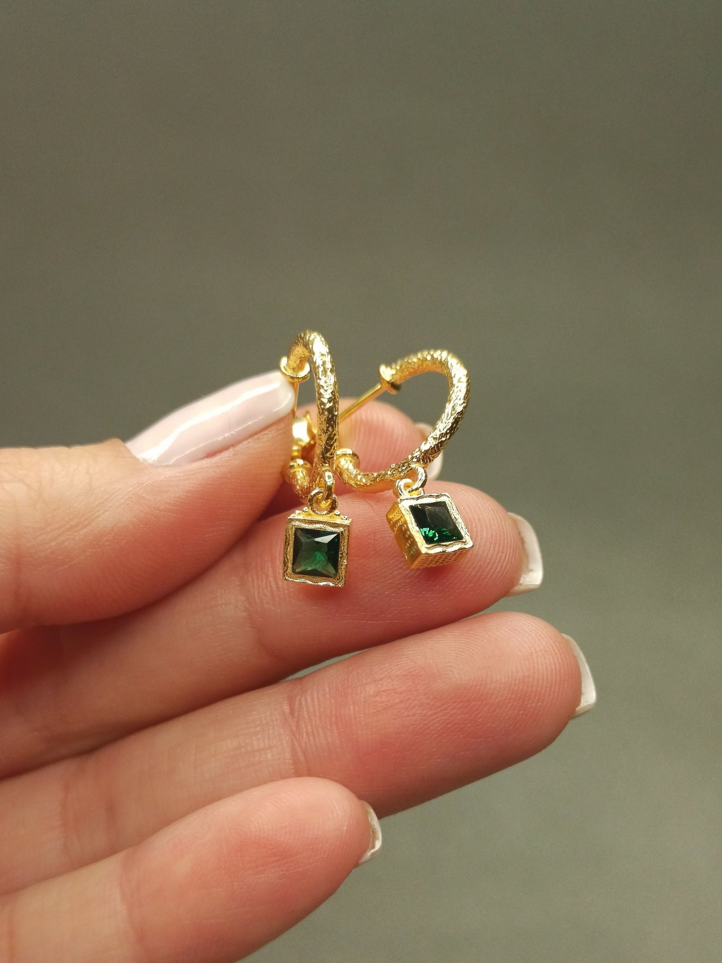 Kare Yeşil Taşlı Sallantılı Halka Küpe | BHCL Co.