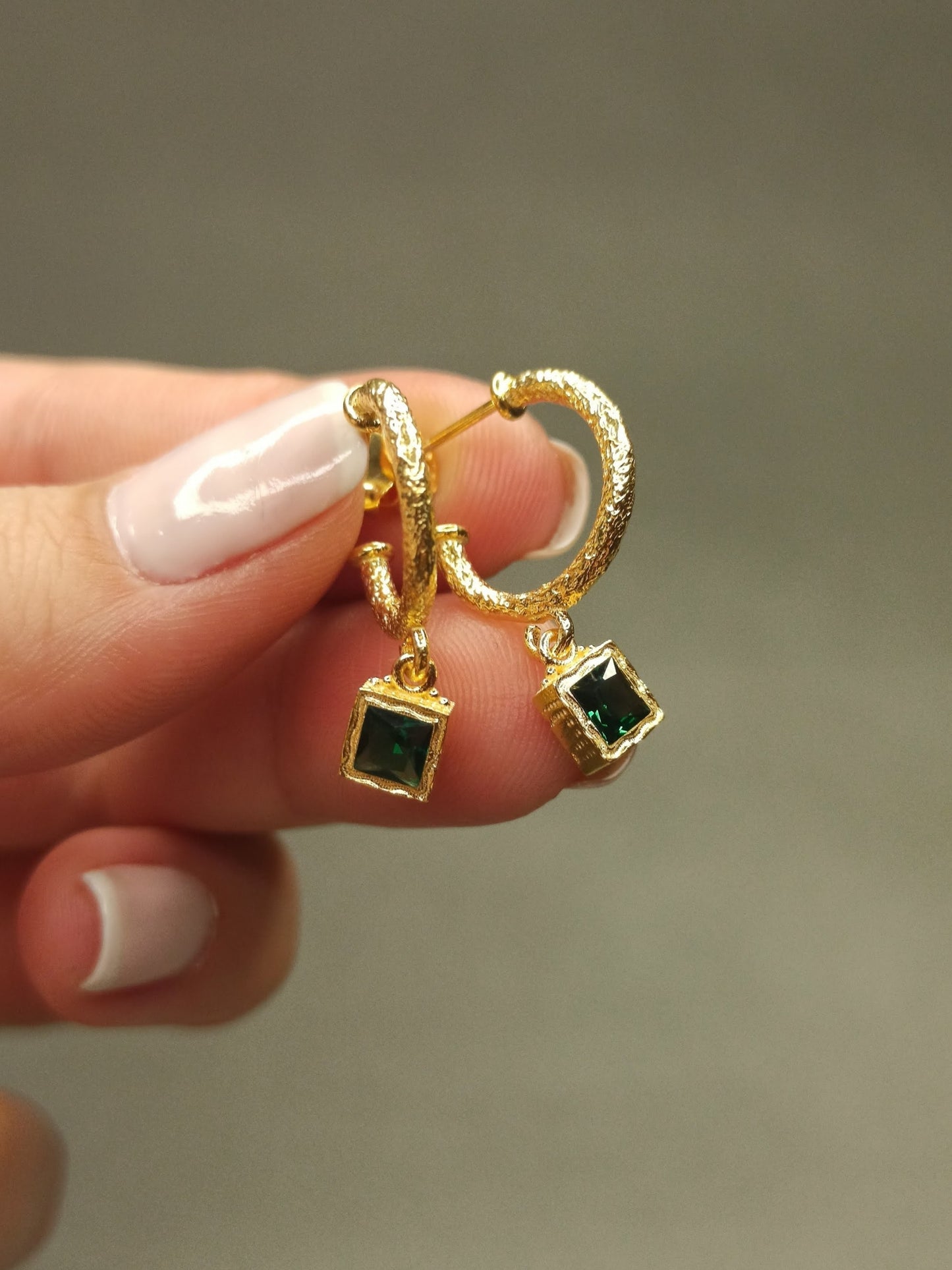 Kare Yeşil Taşlı Sallantılı Halka Küpe | BHCL Co.