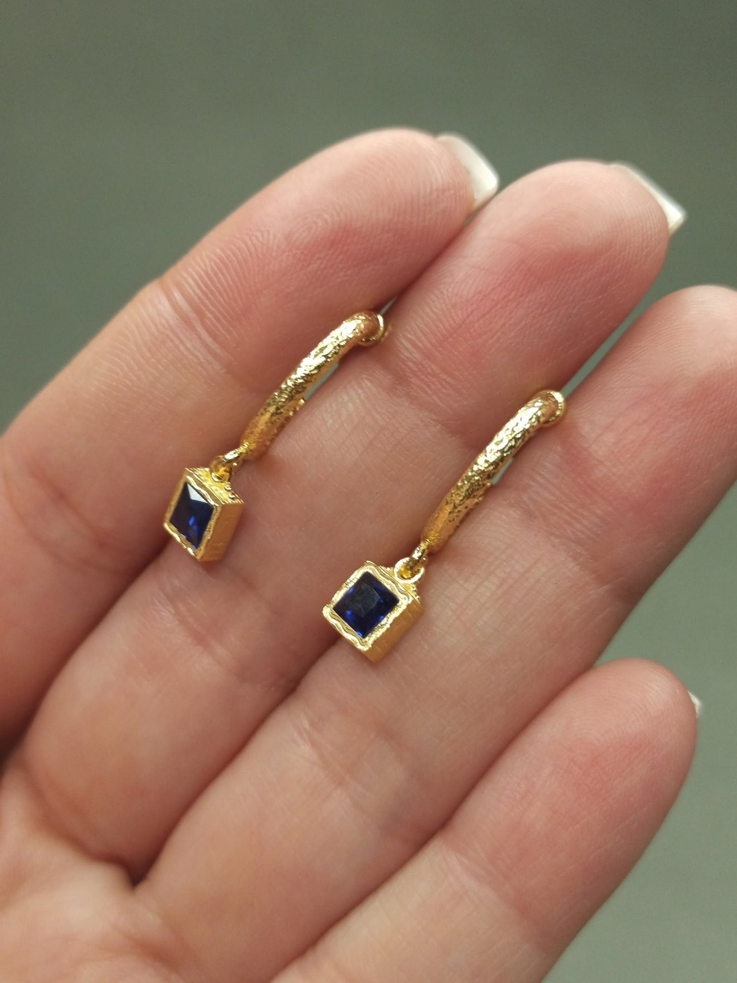 Kare Lacivert Taşlı Sallantılı Halka Küpe | BHCL Co.