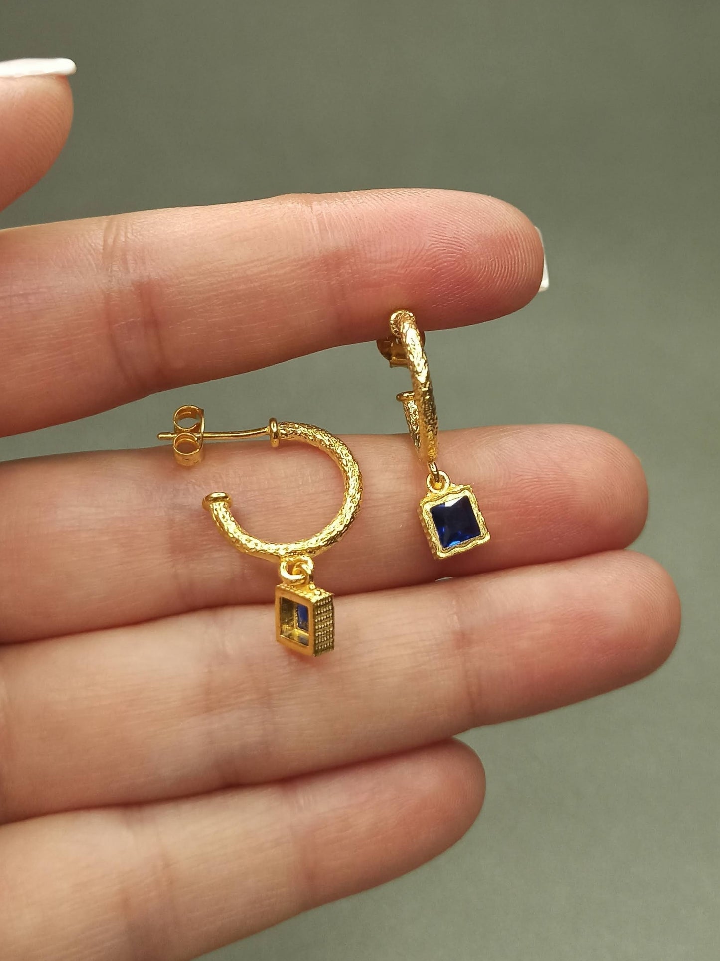 Kare Lacivert Taşlı Sallantılı Halka Küpe | BHCL Co.