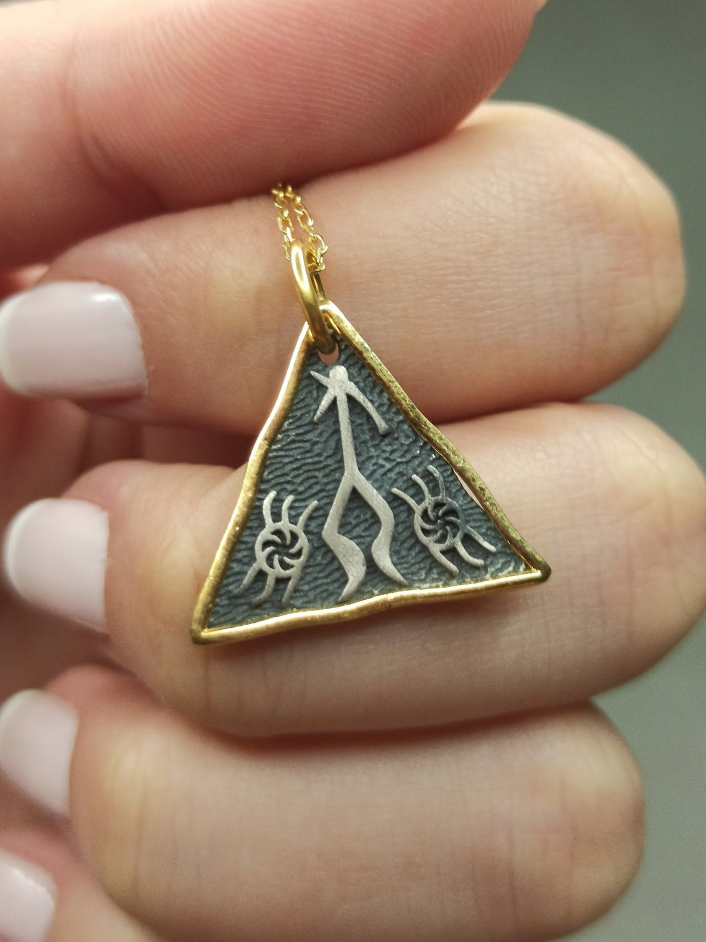 Üçgen Şaman Sembollü Antik Kolye