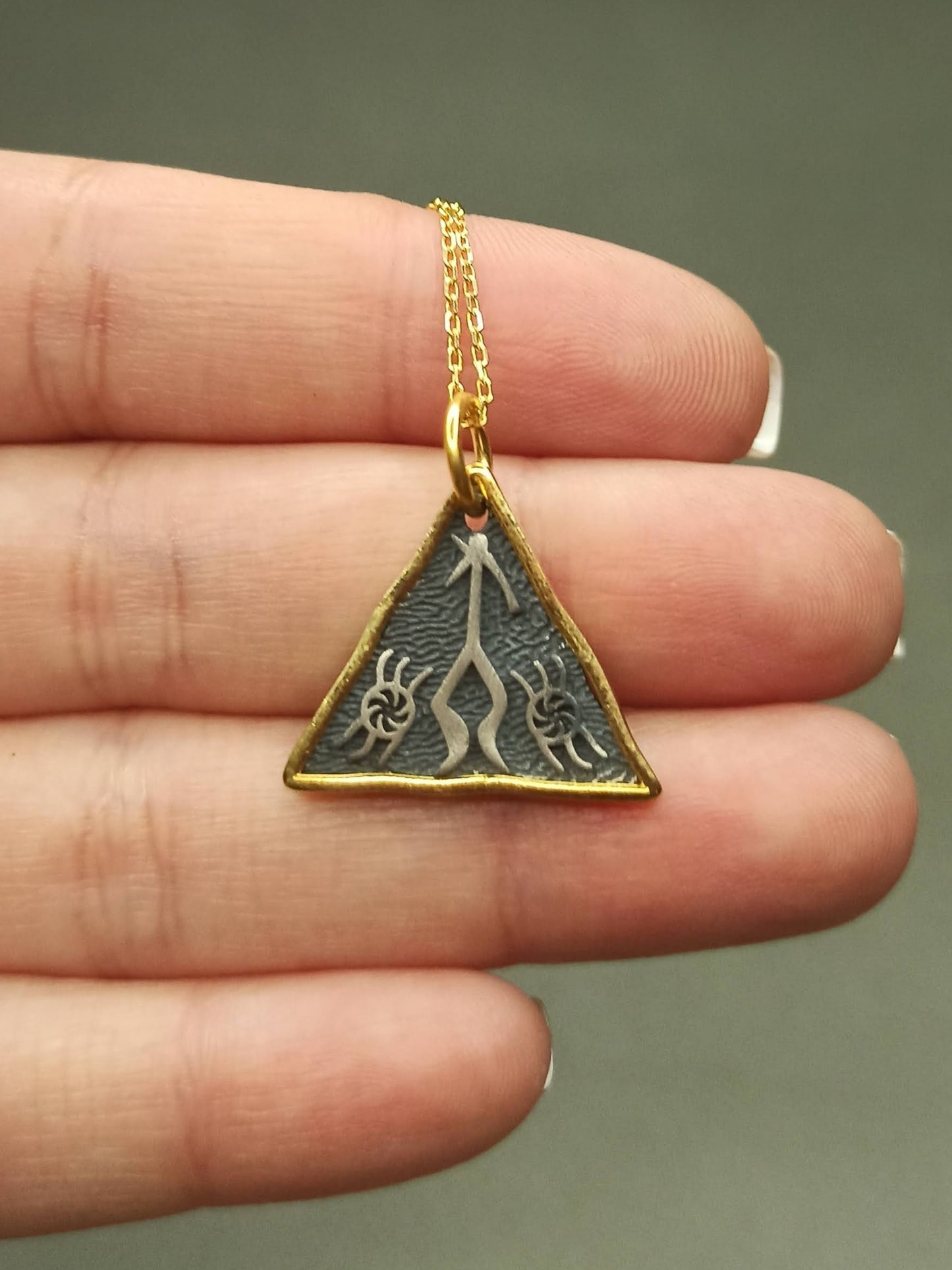Üçgen Şaman Sembollü Antik Kolye