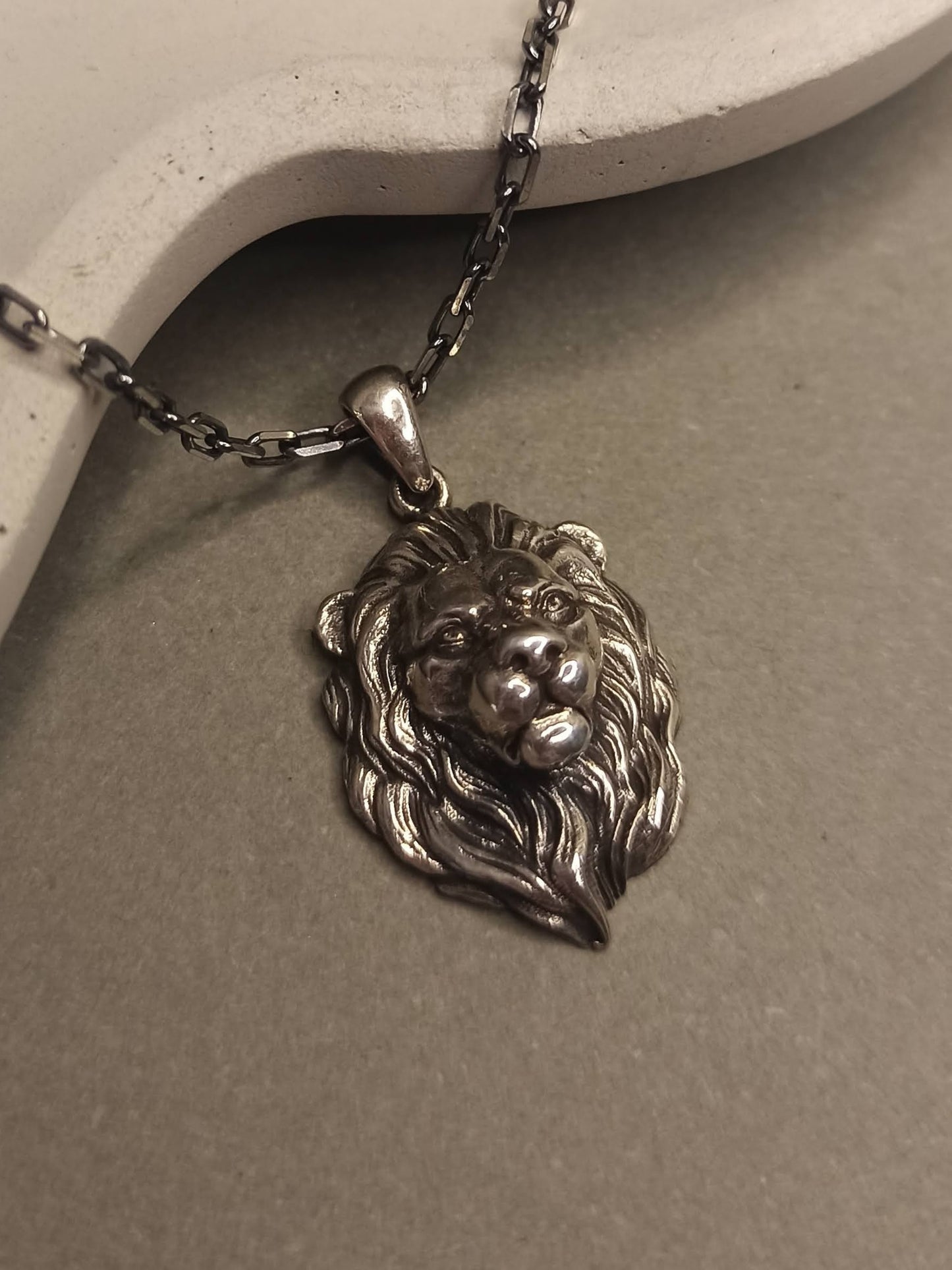 Gümüş Aslan Başı Erkek Kolye