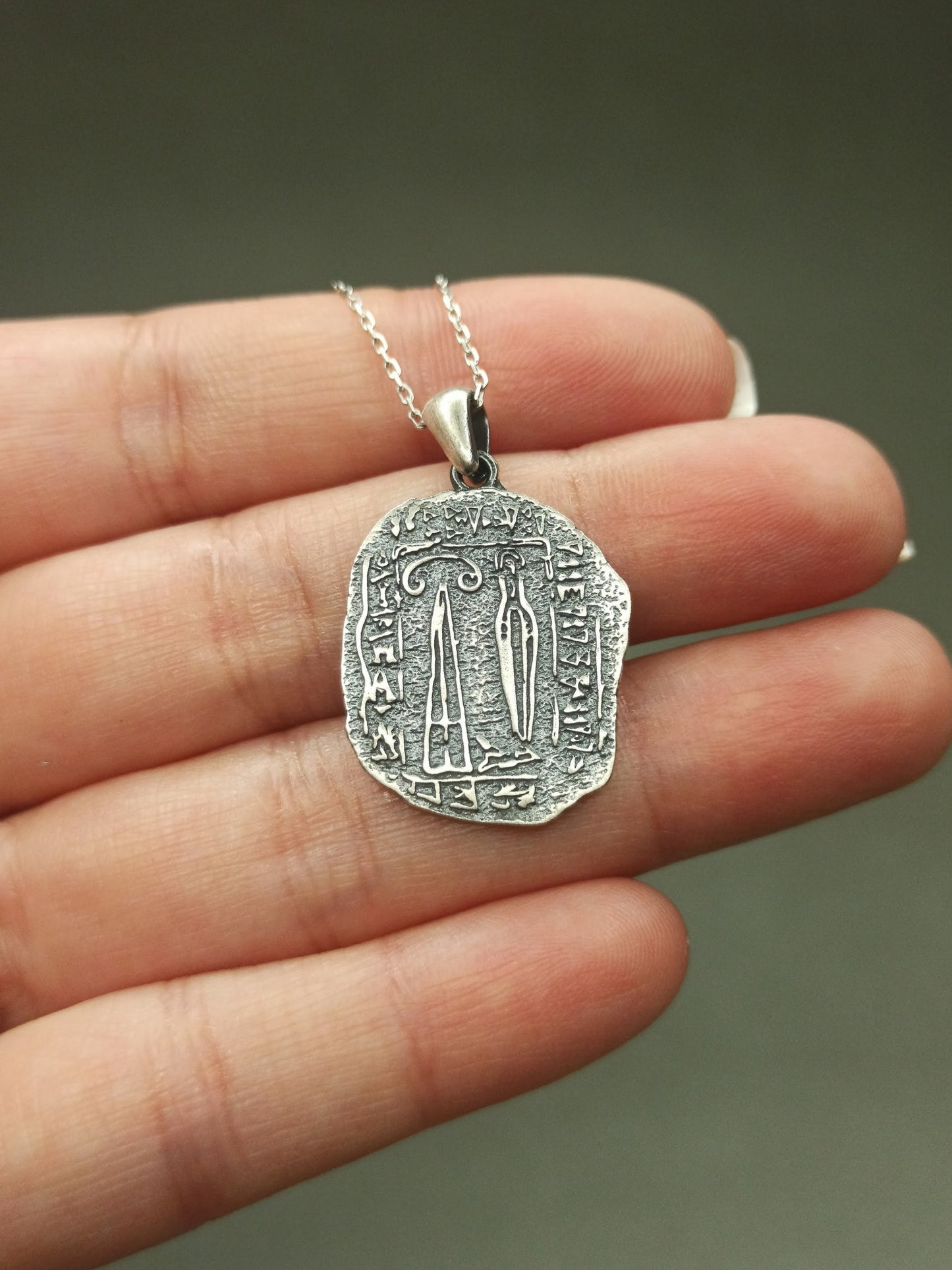 Antik Yazıt Gümüş Madalyon Kolye