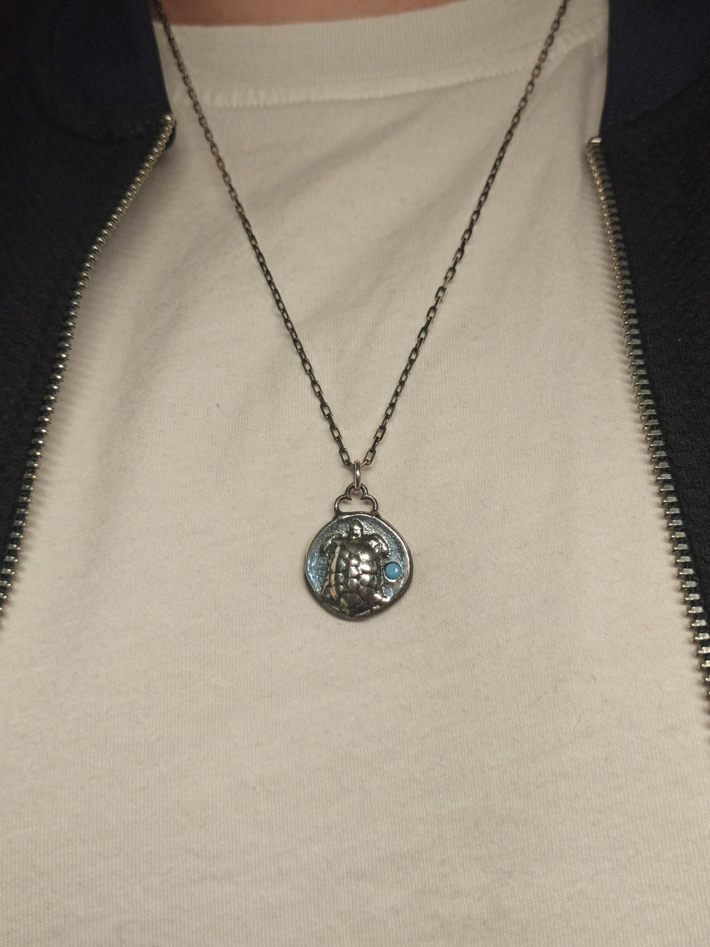 Kaplumbağa Kabartmalı Erkek Madalyon Kolye