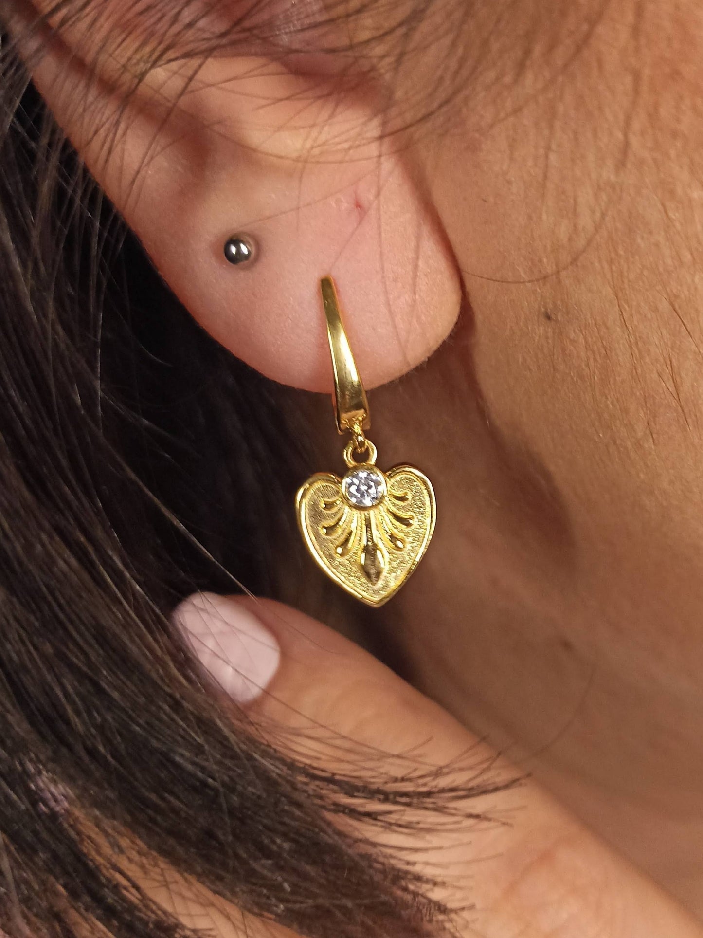 Kalp Motifli Sallantılı Küpe