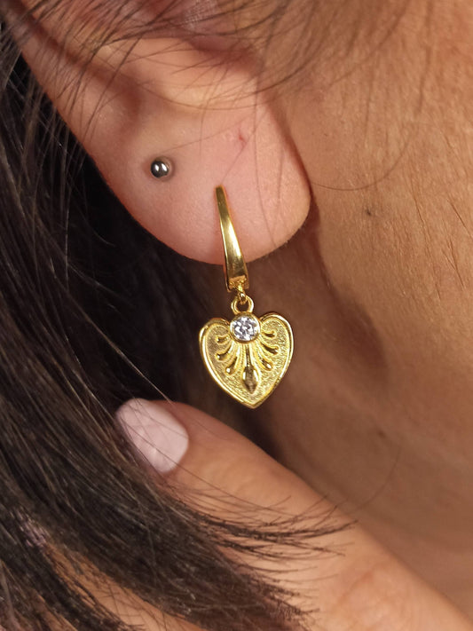 Kalp Motifli Sallantılı Küpe