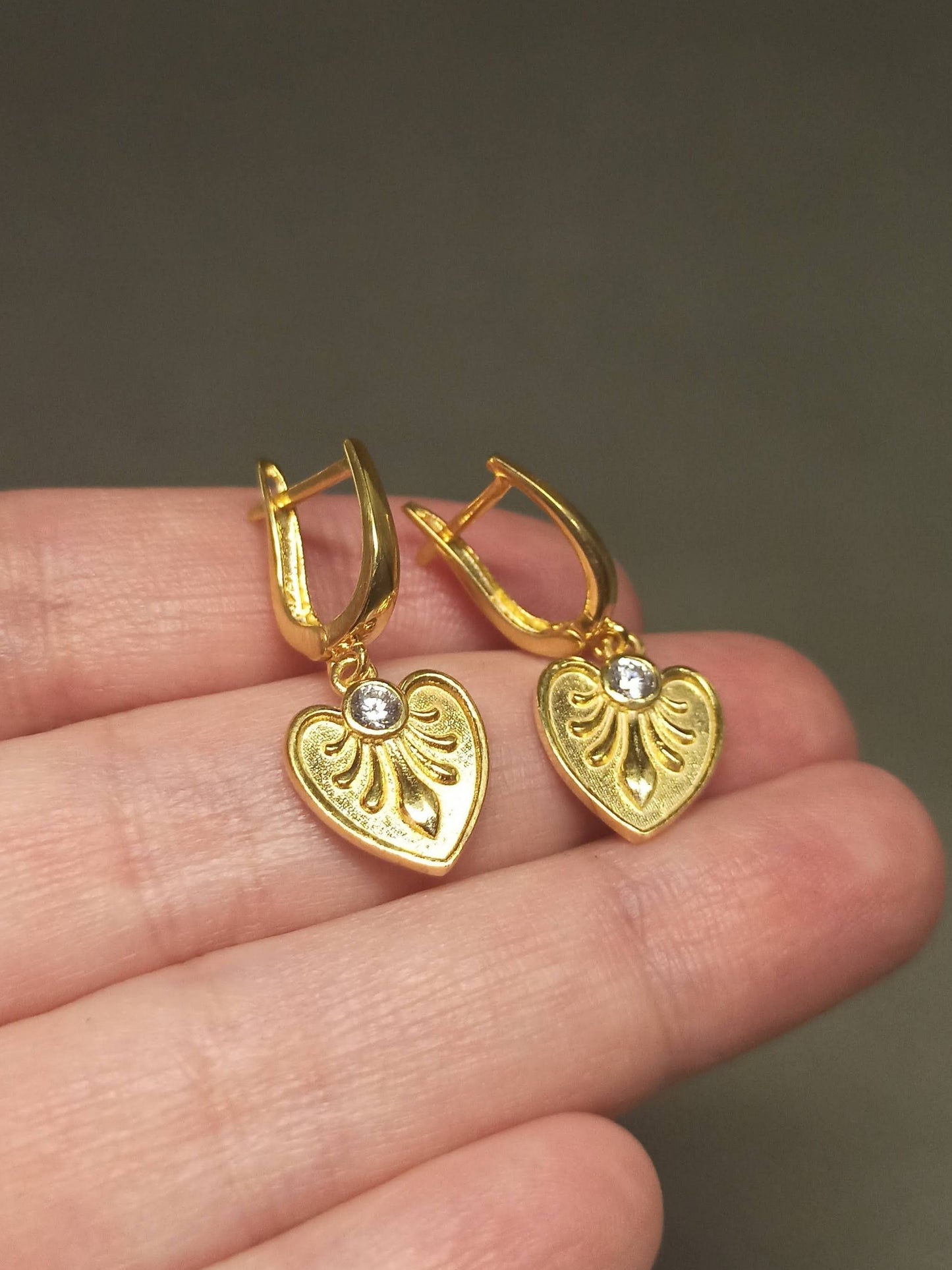 Kalp Motifli Sallantılı Küpe