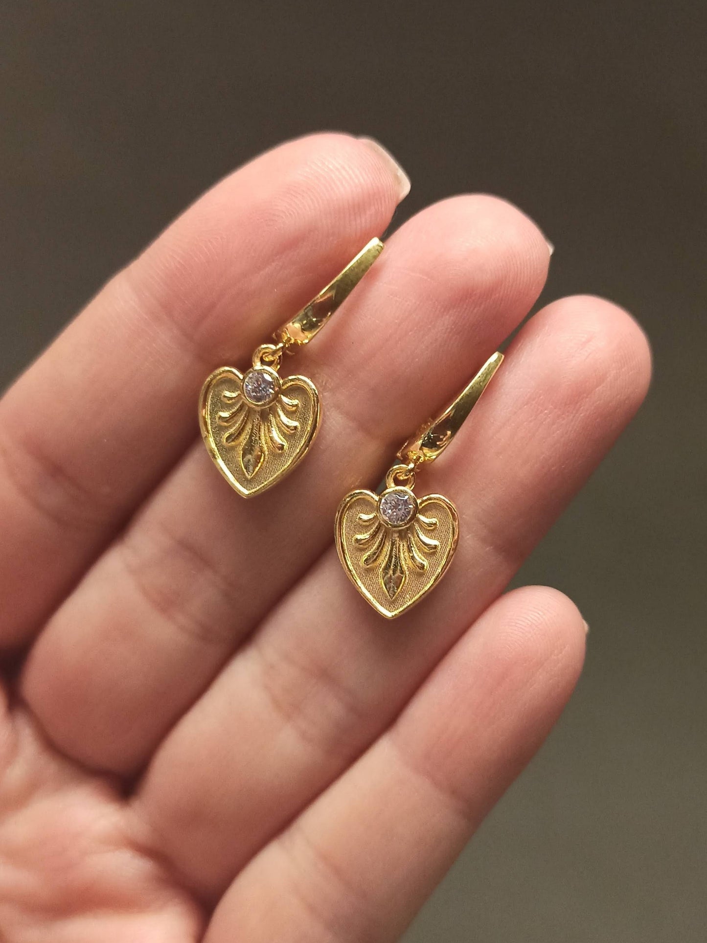 Kalp Motifli Sallantılı Küpe