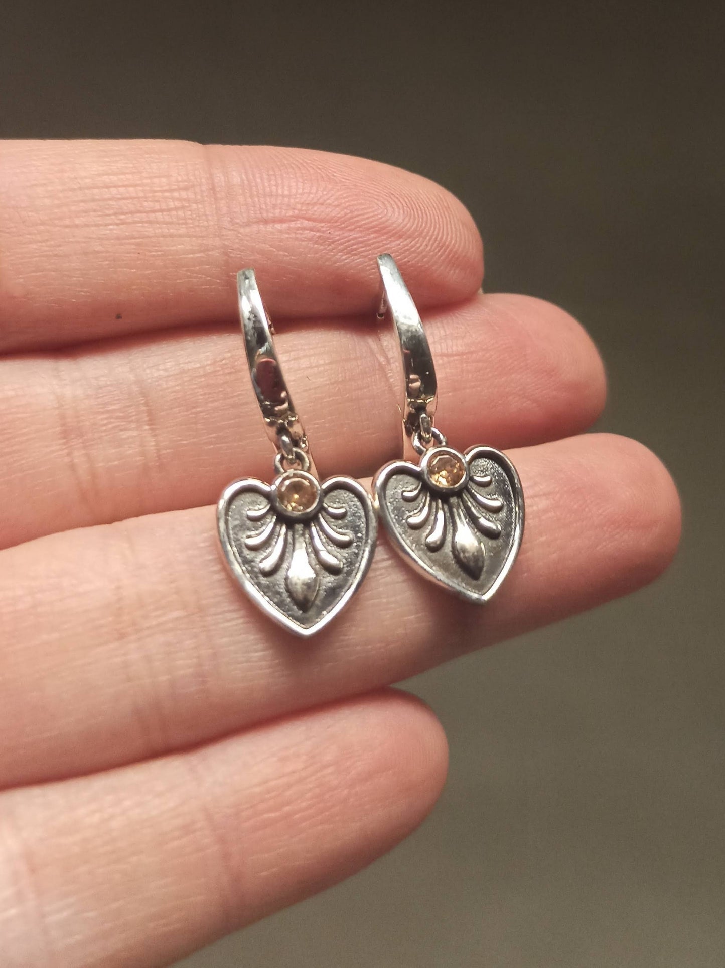 Kalp Motifli Sallantılı Küpe